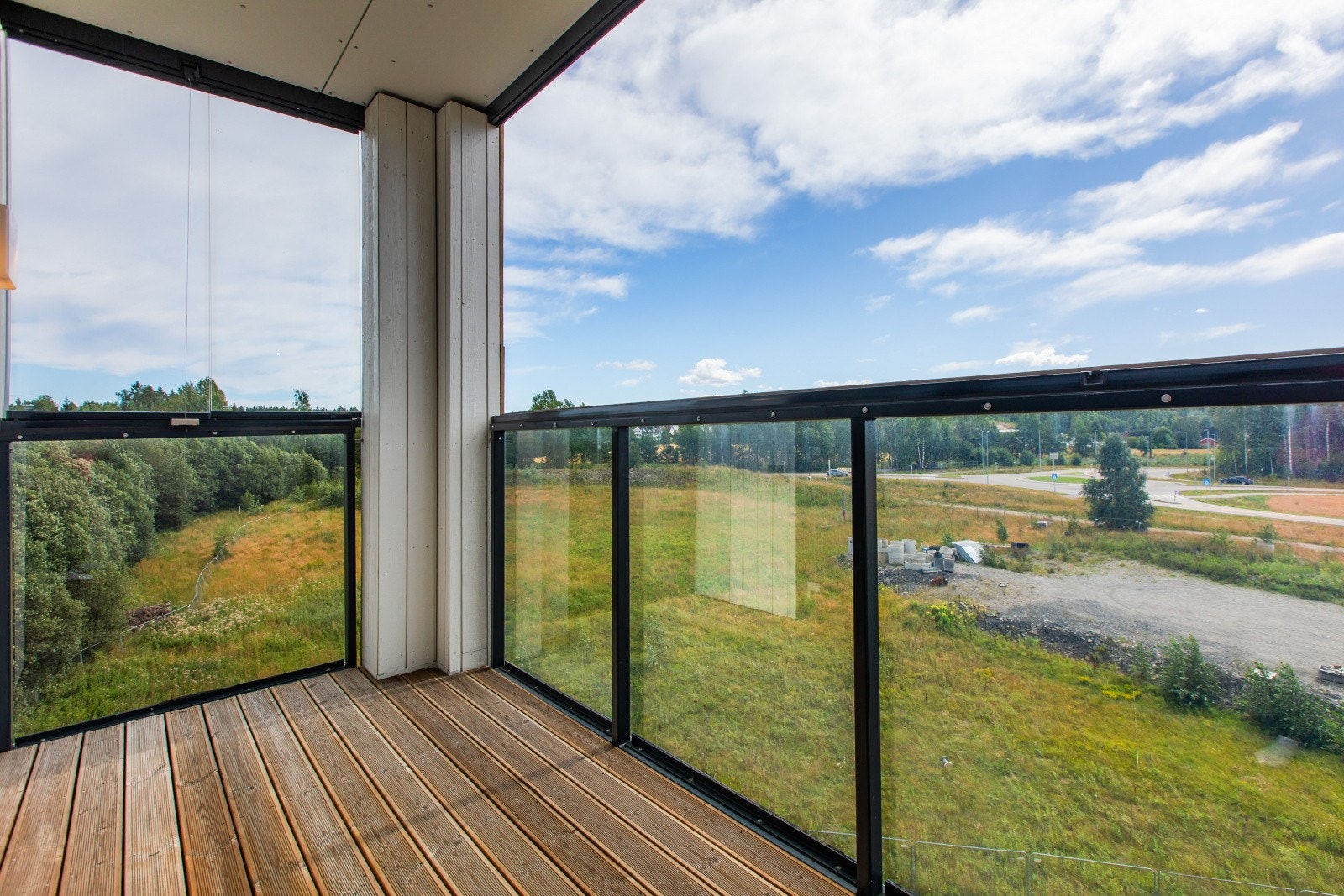 Balkongen vil være en forlengelse av stuen med at det både går å åpne opp, samt lukke igjen glassene. Galleribilde