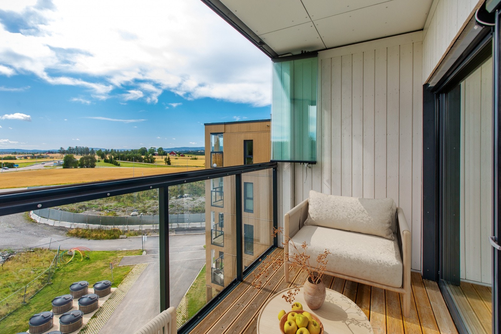 Fra stuen er det adkomst ut mot en ca. 7 kvm balkong som har innfellbare glassdører. Bilde er digitalt møblert. Galleribilde