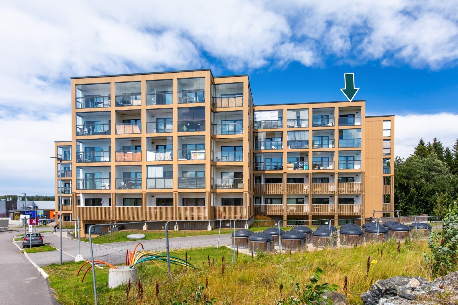 Leiligheten ligger i øverste etasje, samt på hjørne i bygget. Galleribilde