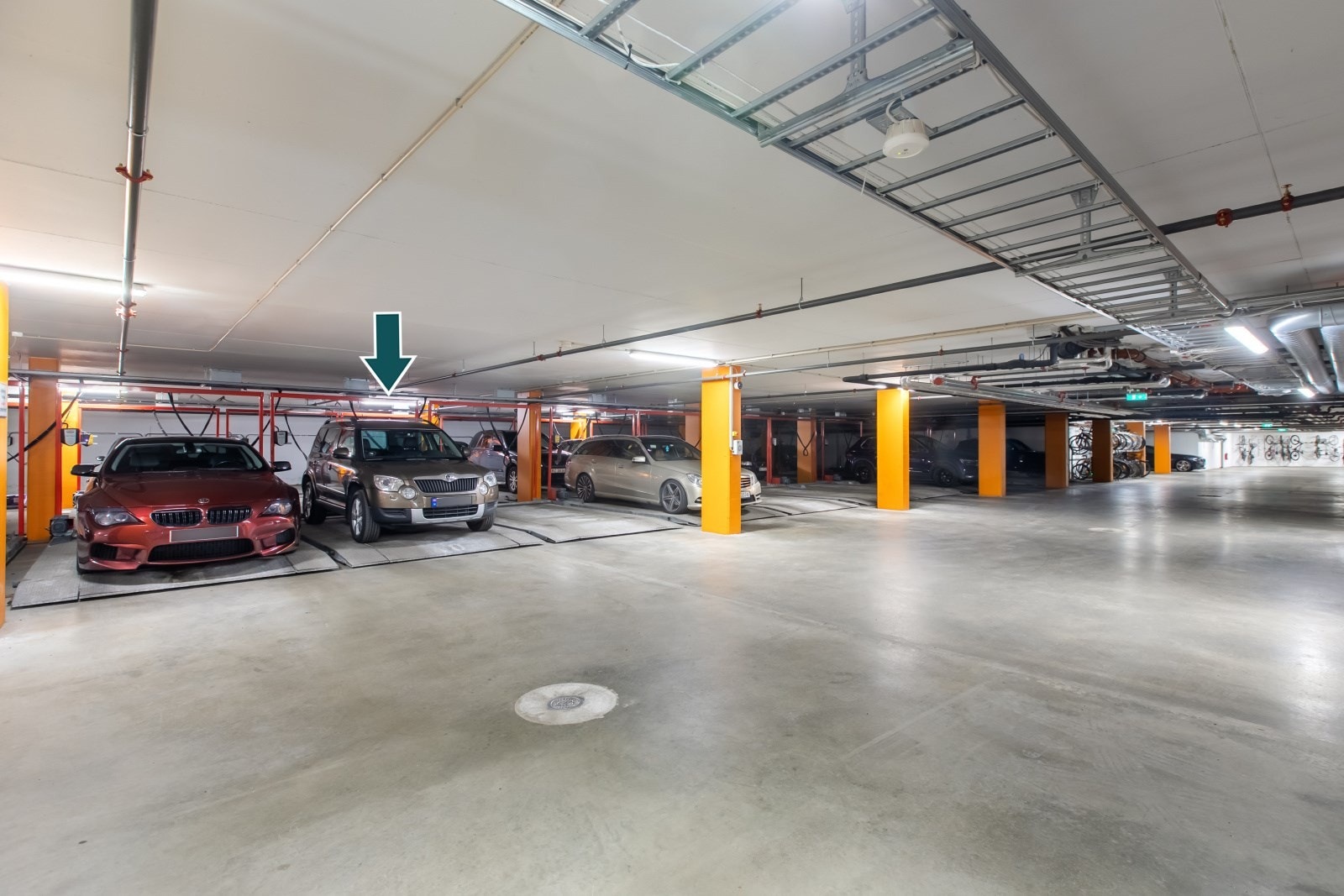 Det medfølger en parkeringsplass (nr. 40) i felles garasjeanlegg. Galleribilde