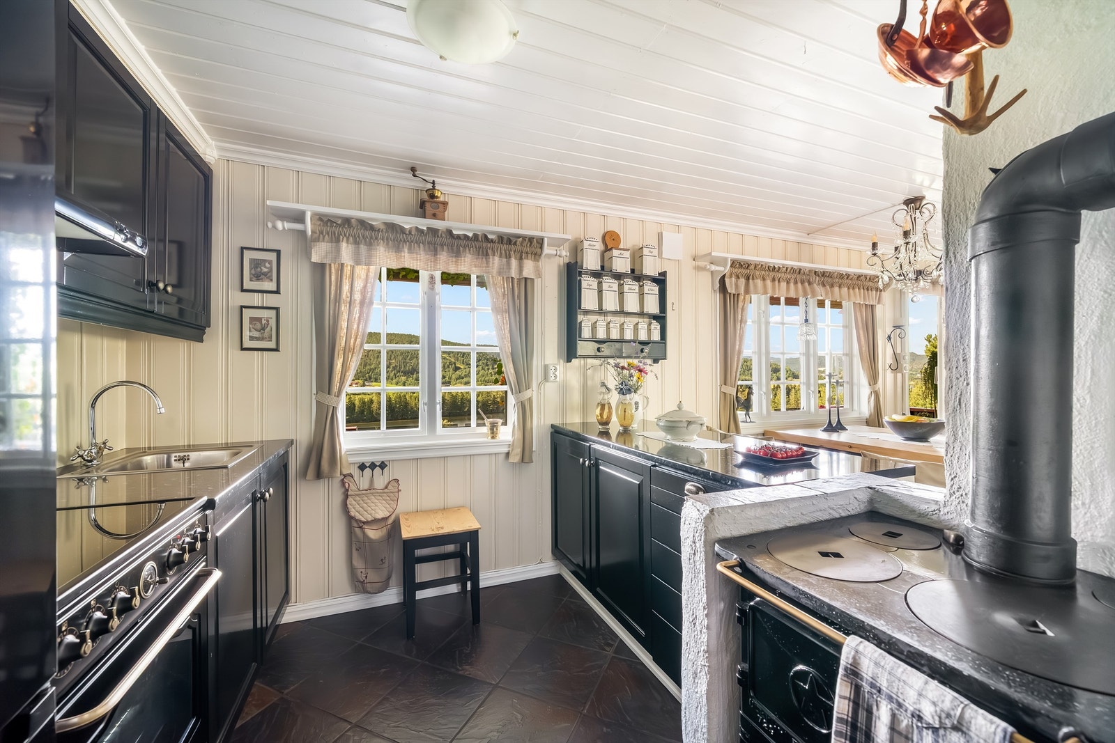 Utsikt ned mot Telemarkskanalen. Galleribilde