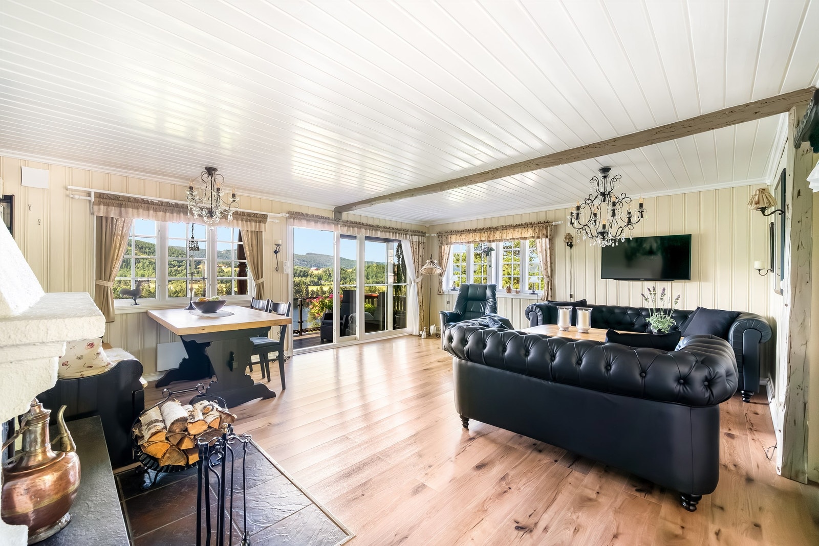 Romslig stue med utgang til stor terrasse. Galleribilde