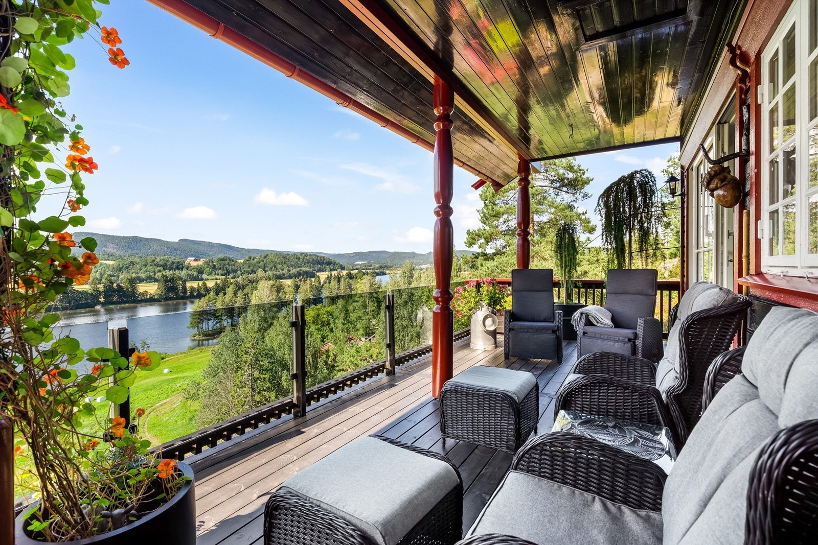 Utsikt ned mot Straumen, hvor blant annet MS Victoria og MS Henrik Ibsen går forbi. Galleribilde