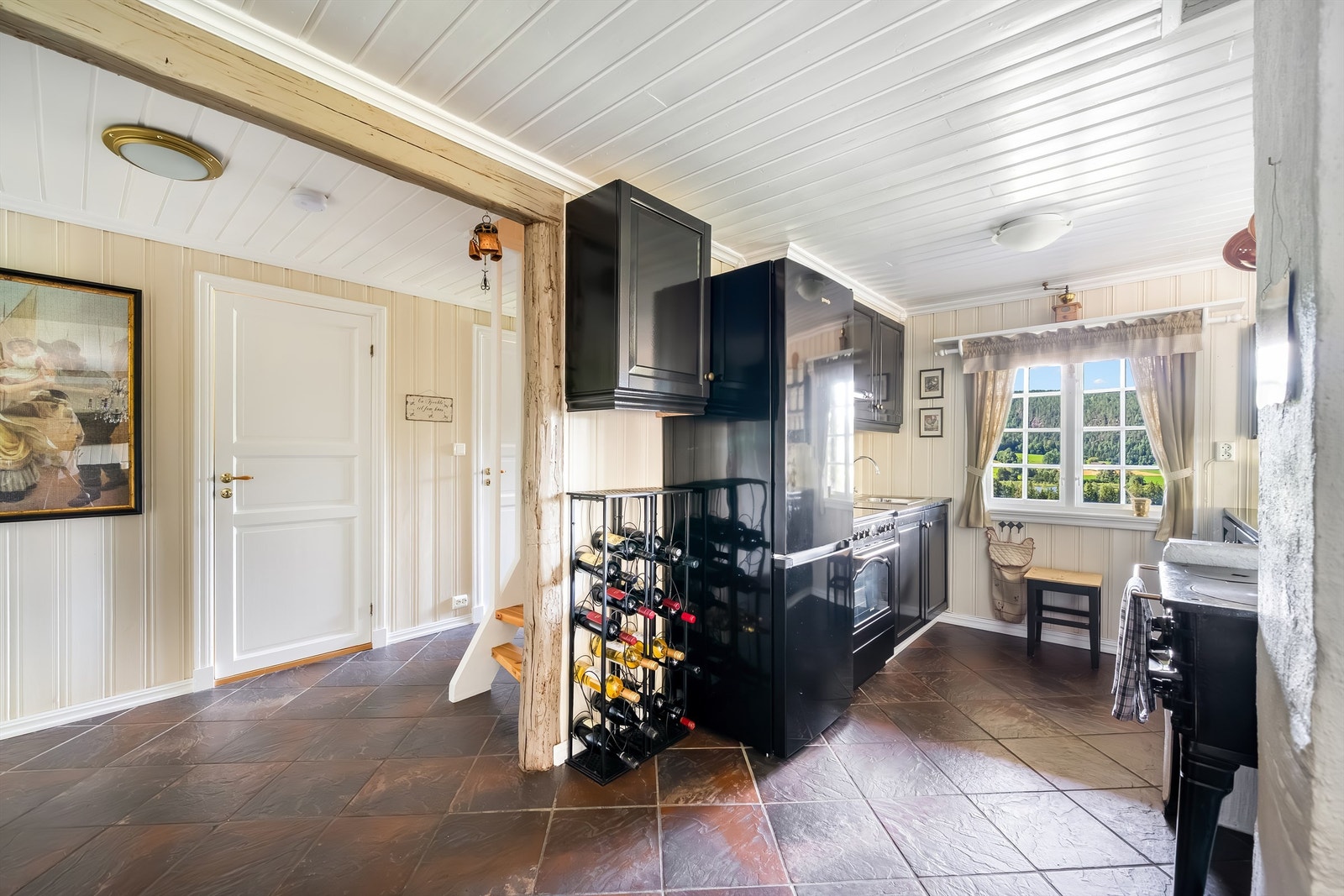 Kjøkken med varme i gulv. Åpenløsning mot stue. Galleribilde