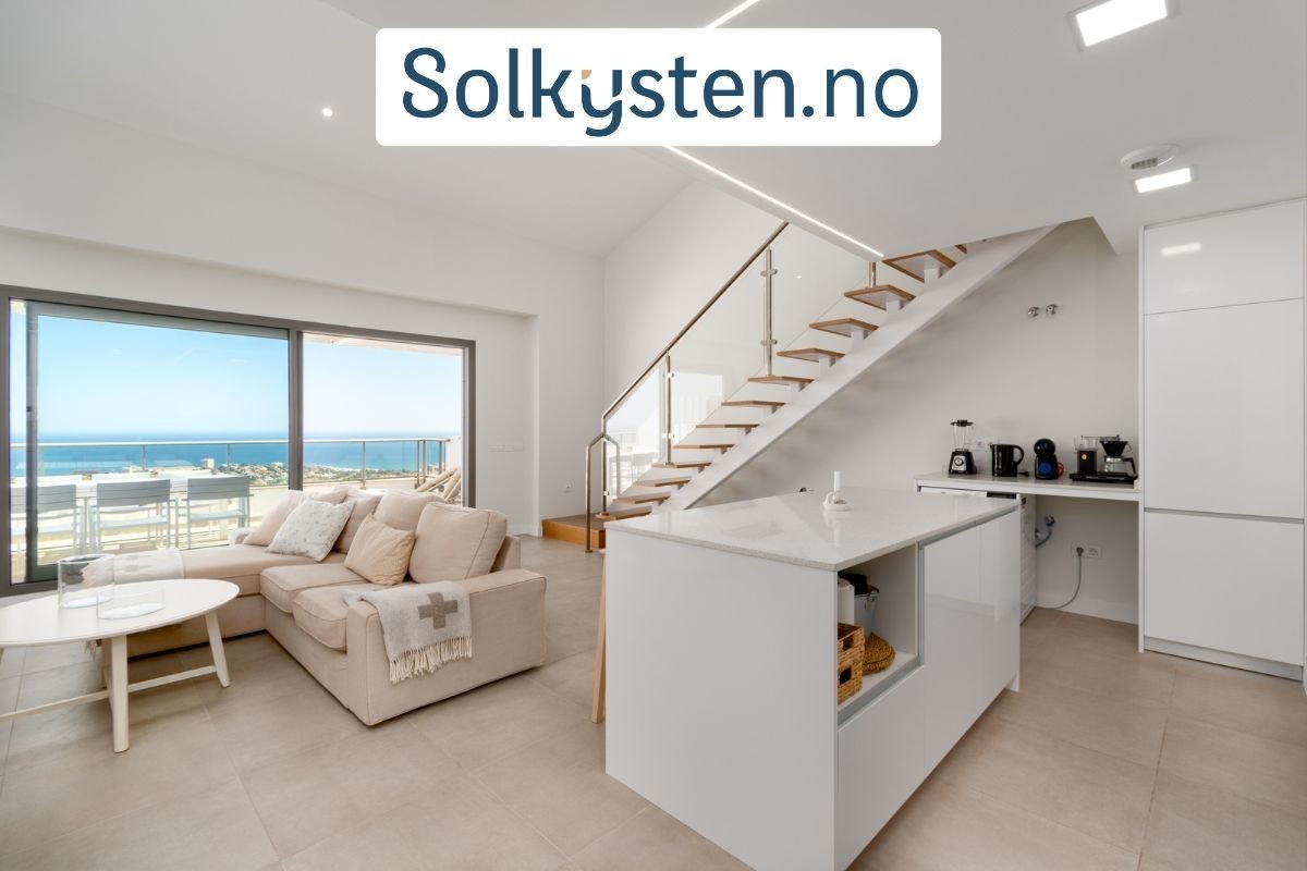 Når man kommer inn i boligen er det allerede havutsikt. Galleribilde