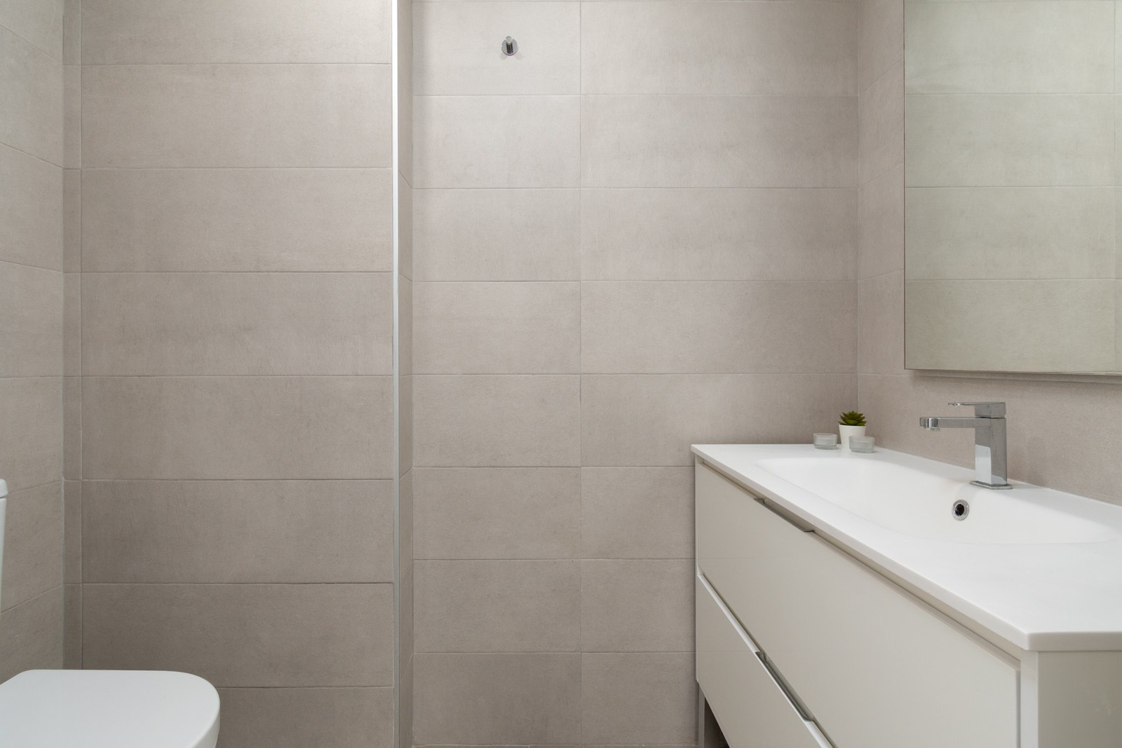 Toalett til venstre ved inngangspartiet til boligen. Galleribilde