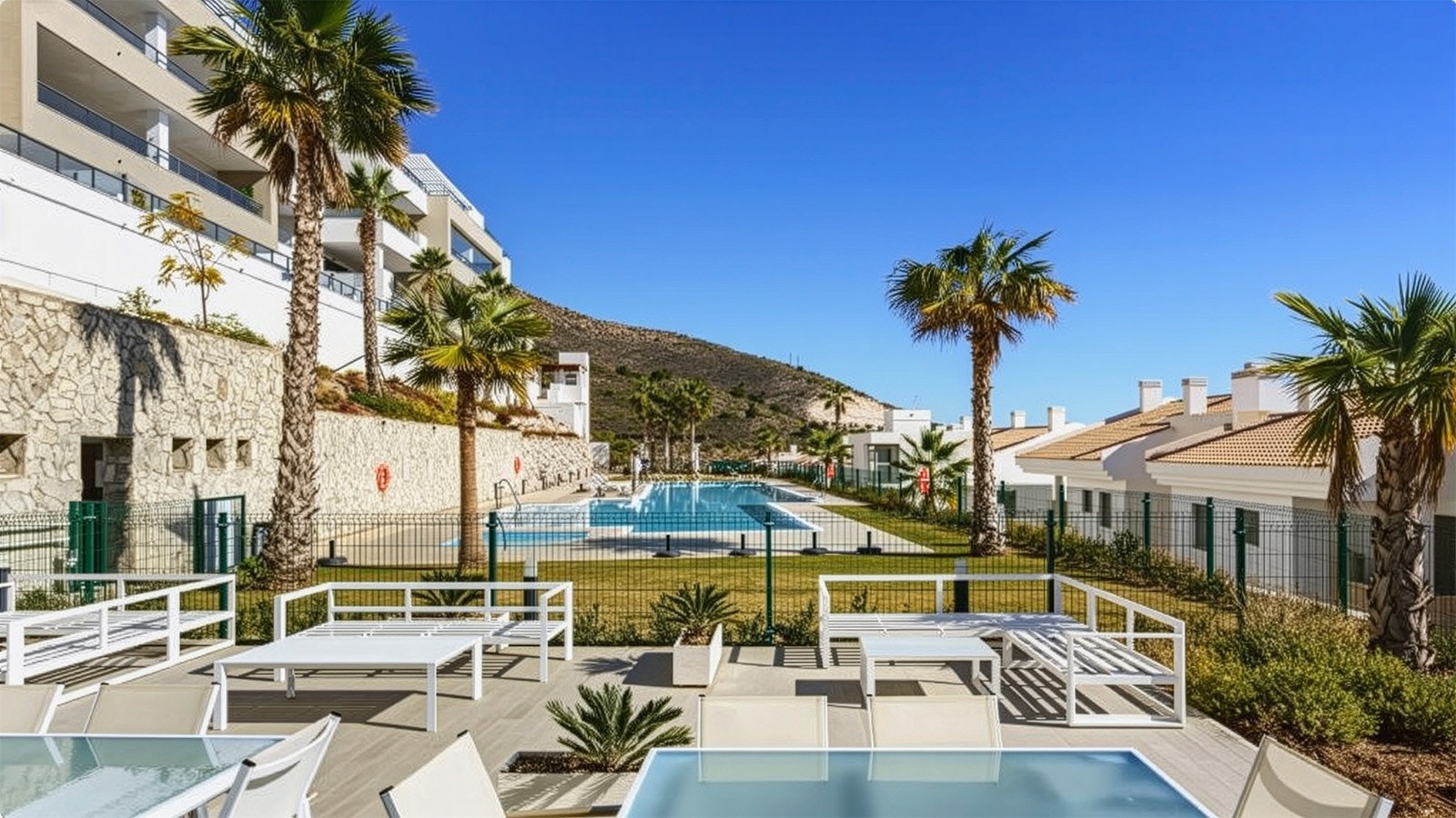 Felles svømmebasseng for eiere av leiligheter i Serenity. Galleribilde