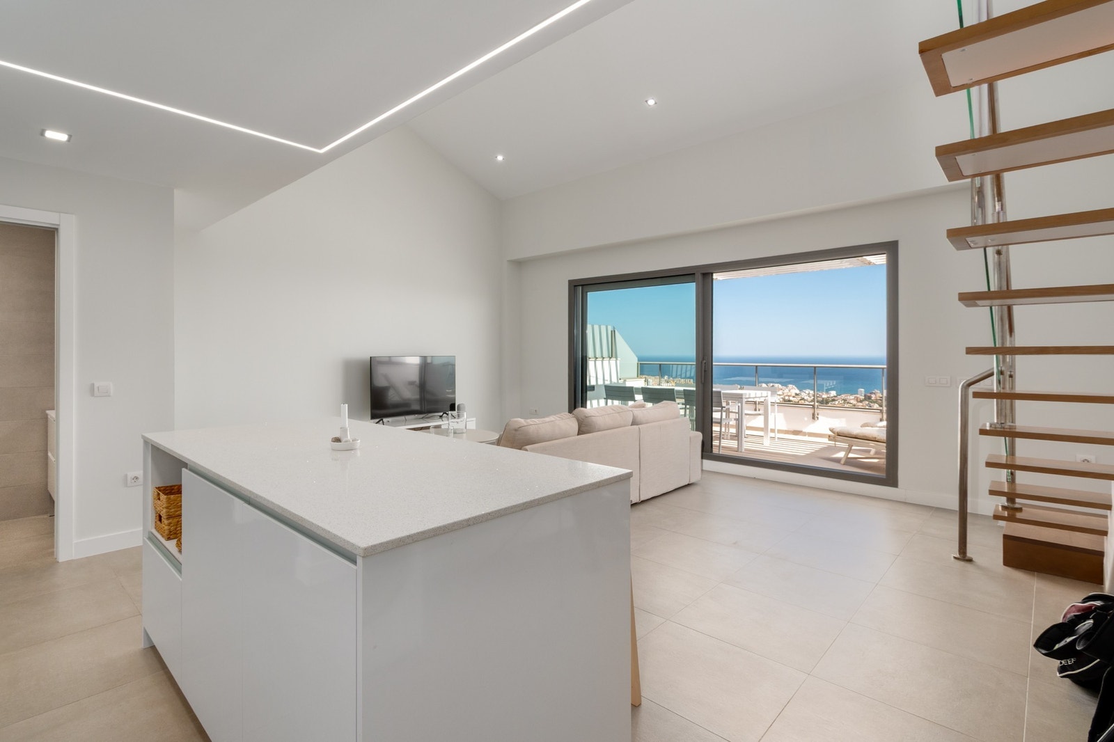 Kjøkken med kjøkkenøy som har rikelig med skuffer. Galleribilde