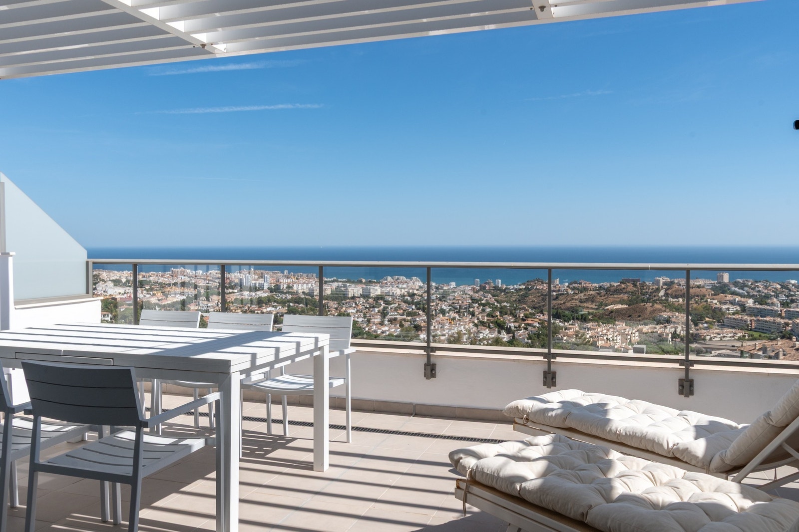 Terrassen tilknyttet stuen er på 25 kvadratmeter. Her ser man i sørøstlig retning. Galleribilde