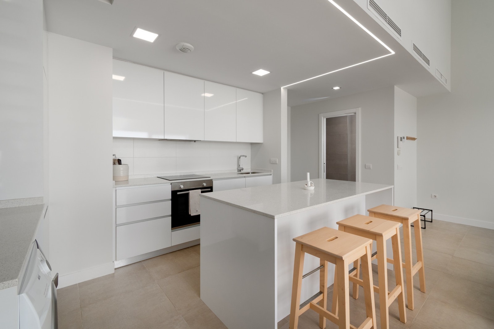 Kjøkken med kjøkkenøy som har rikelig med skuffer. Galleribilde