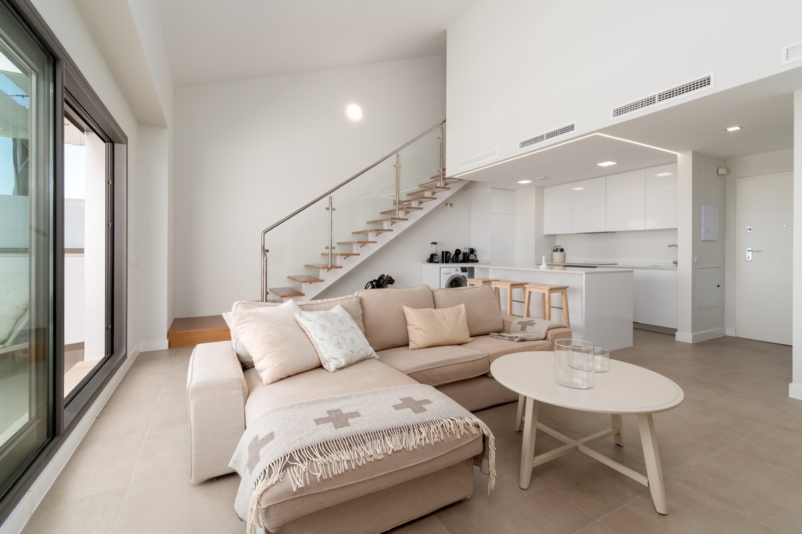 Stuen har dobbel takhøyde. Galleribilde