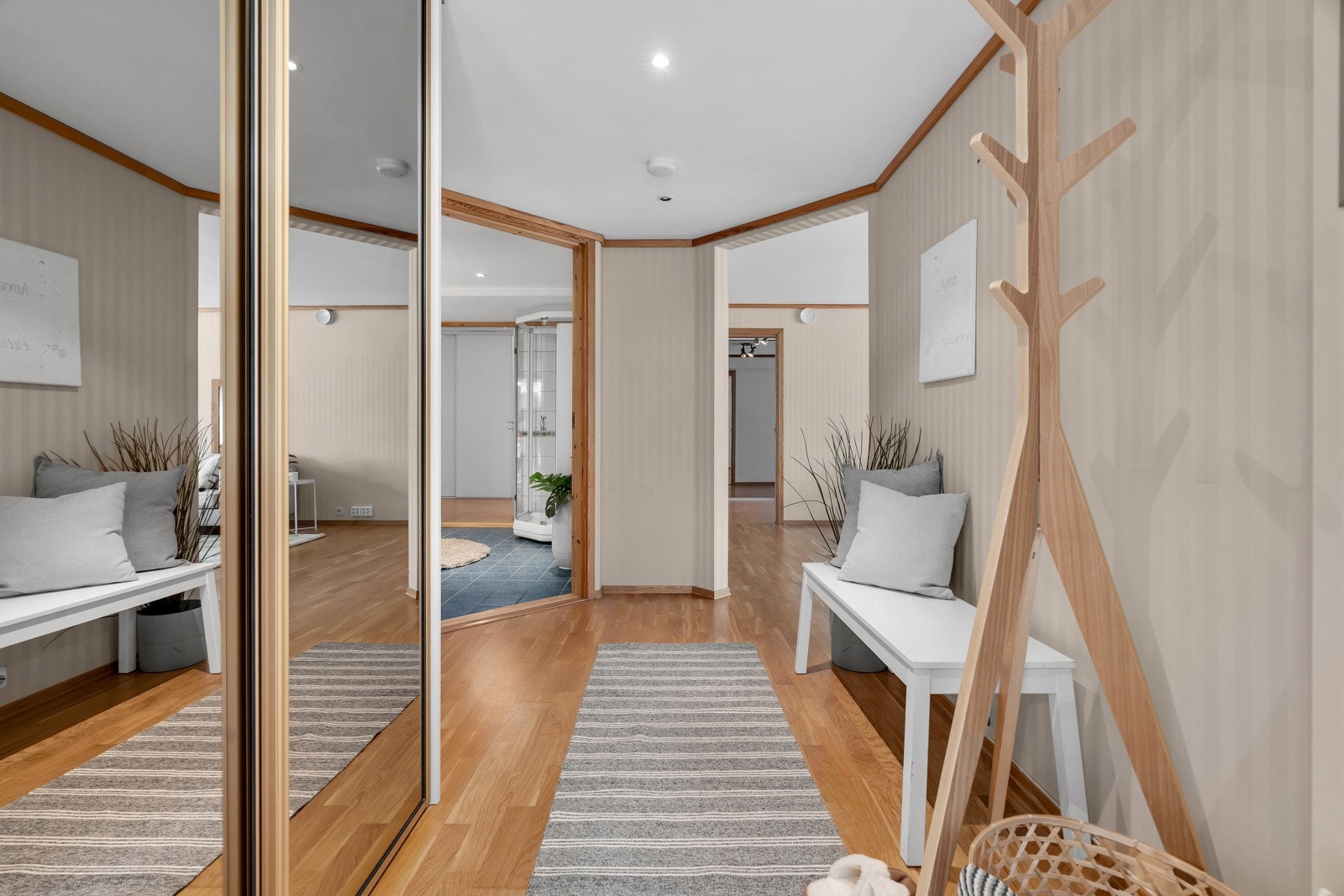 Romslig entré med skyvedørsgarderobe. Galleribilde