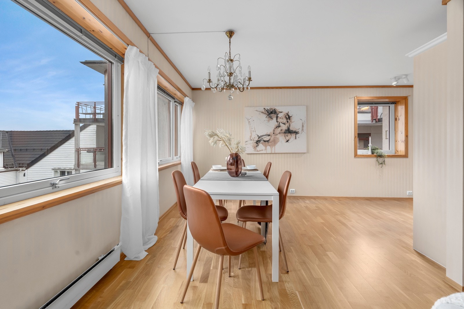 God plass til langbord i stue ved kjøkken. Galleribilde