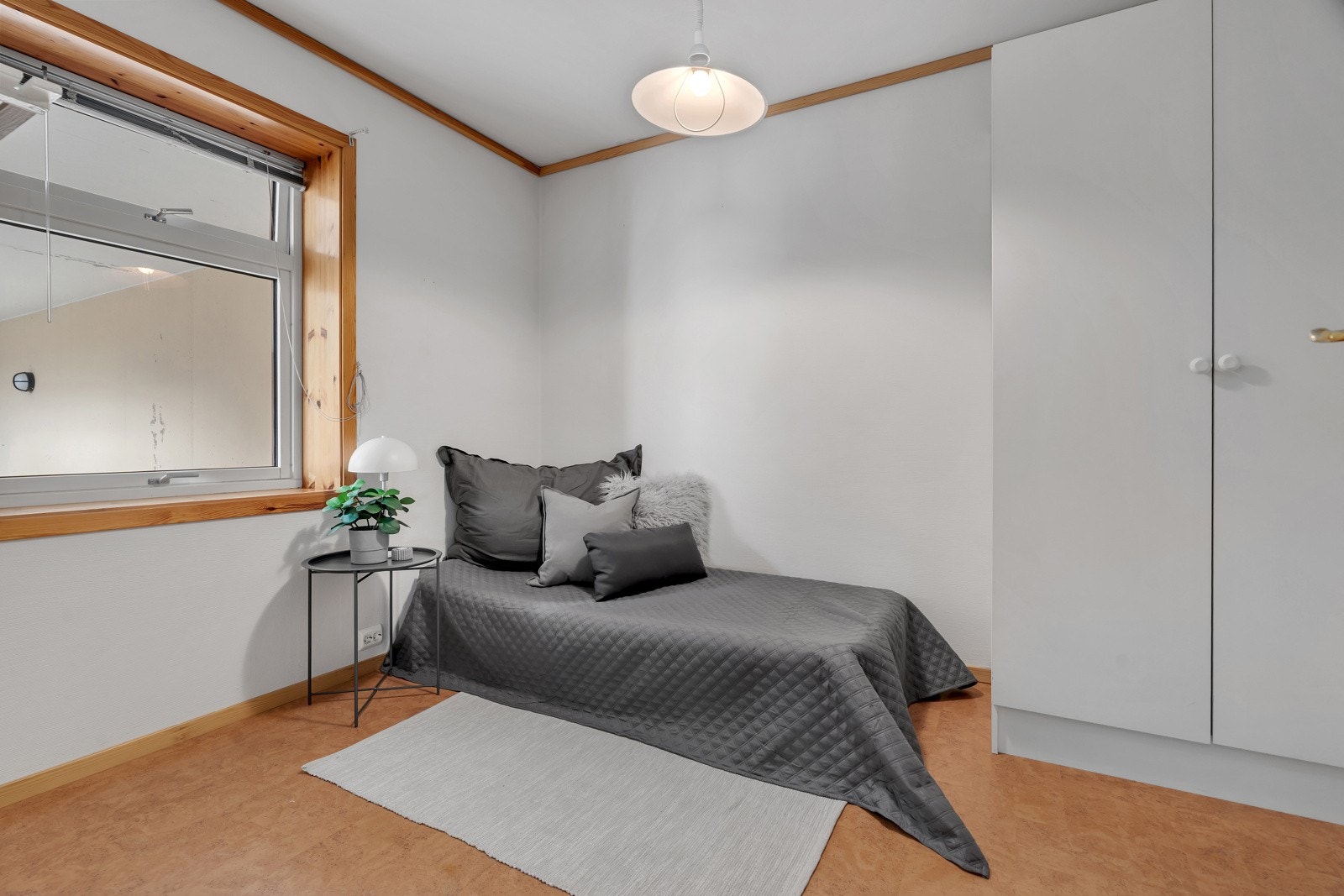 Soverom 2 med garderobeskap. Galleribilde