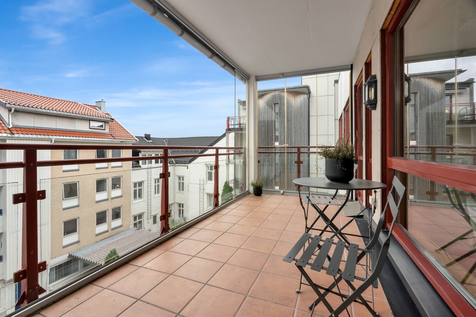 Sydvestvendt balkong på 12 kvm - Meget gode solforhold - Foldbare glassdører som kan sammenlegges. Galleribilde