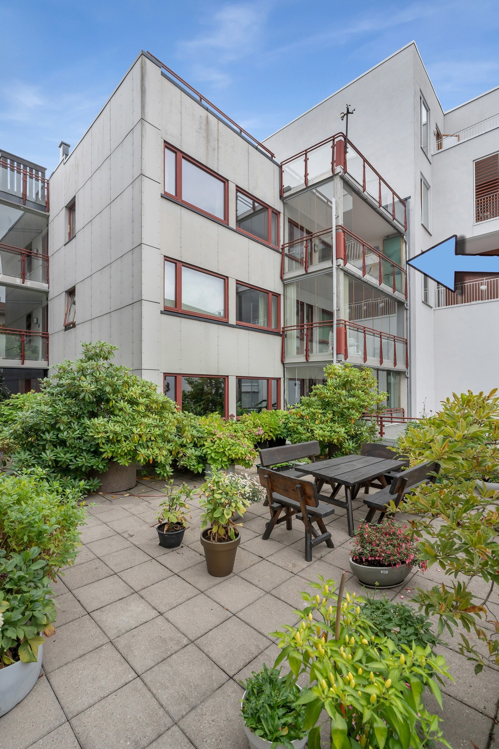 Leilgheten ligger i rolig bakgård, godt skjermet for trafikkstøy og almenn ferdsel. Galleribilde