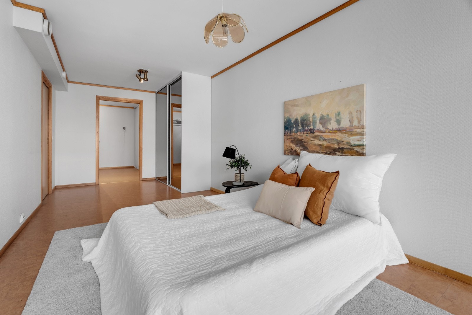 Det er skyvedørsgarderobe på hovedsoverommet. I tillegg er det adkomst til bod som har vært benyttet som garderoberom. Galleribilde