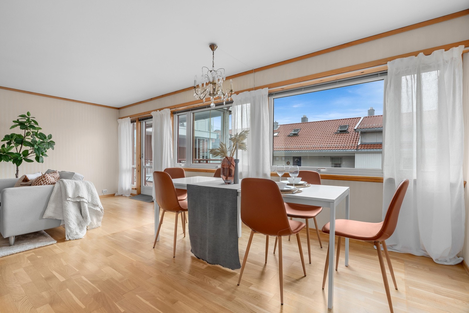 Ifølge plantegninger, er den romslig stue-, spsiestue- og kjøkkenløsningen på hele 46 kvm. Galleribilde