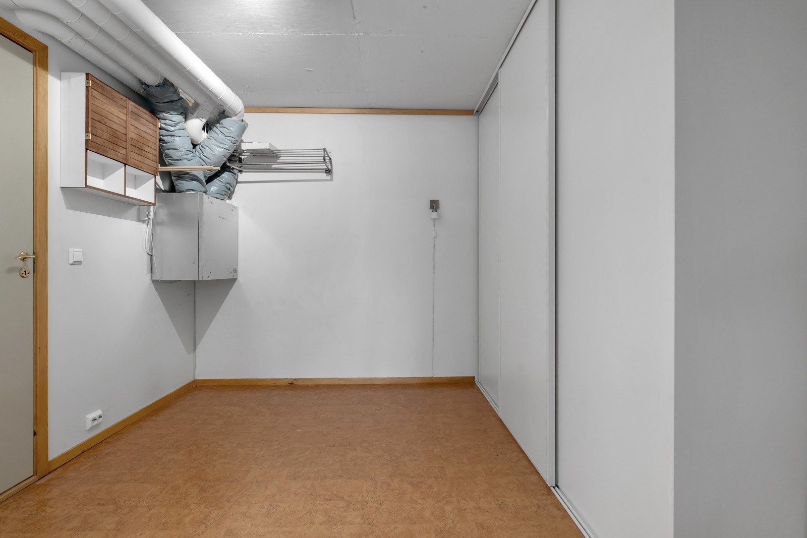 Bod er også benyttet som garderoberom og har stor skyvedørsgarderobe. Galleribilde