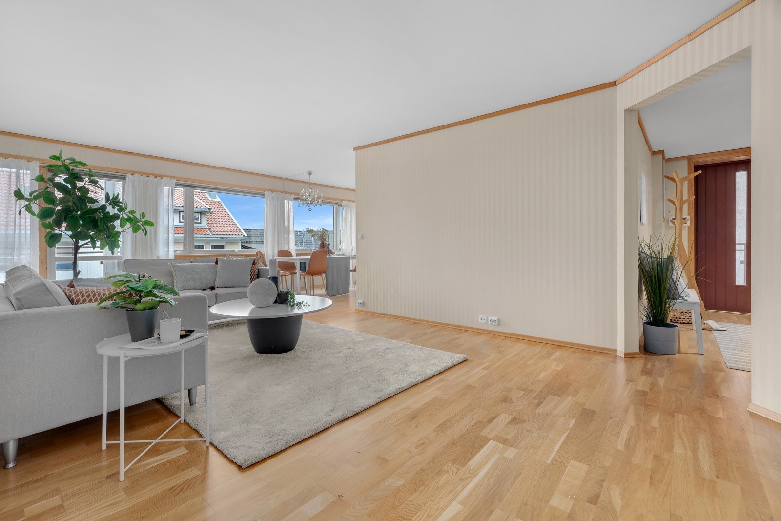 Leiligheten ligger høyt og fritt i byggets 4.etg. og har sydvestvendte stuevinduer med meget godt lysinnslipp. Galleribilde