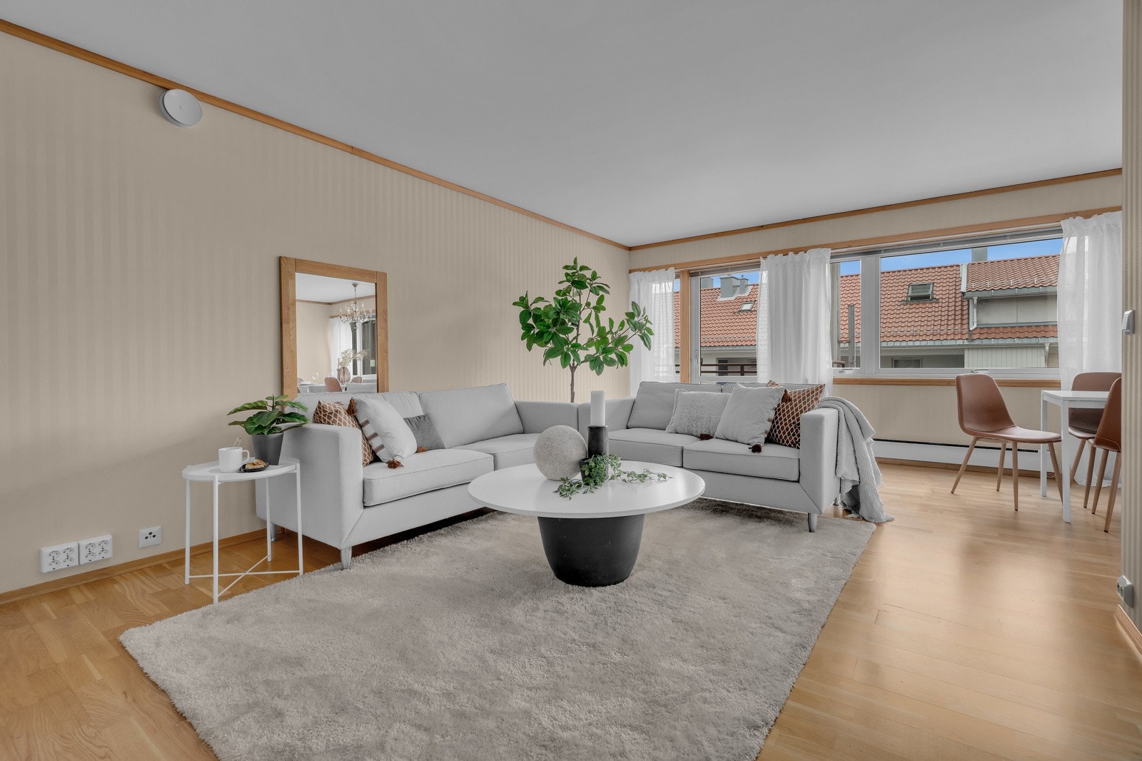 Det er balkongutgang fra både stue og hovedsoverom til den solrike, sydvestvendte balkongen (innglasset). Galleribilde