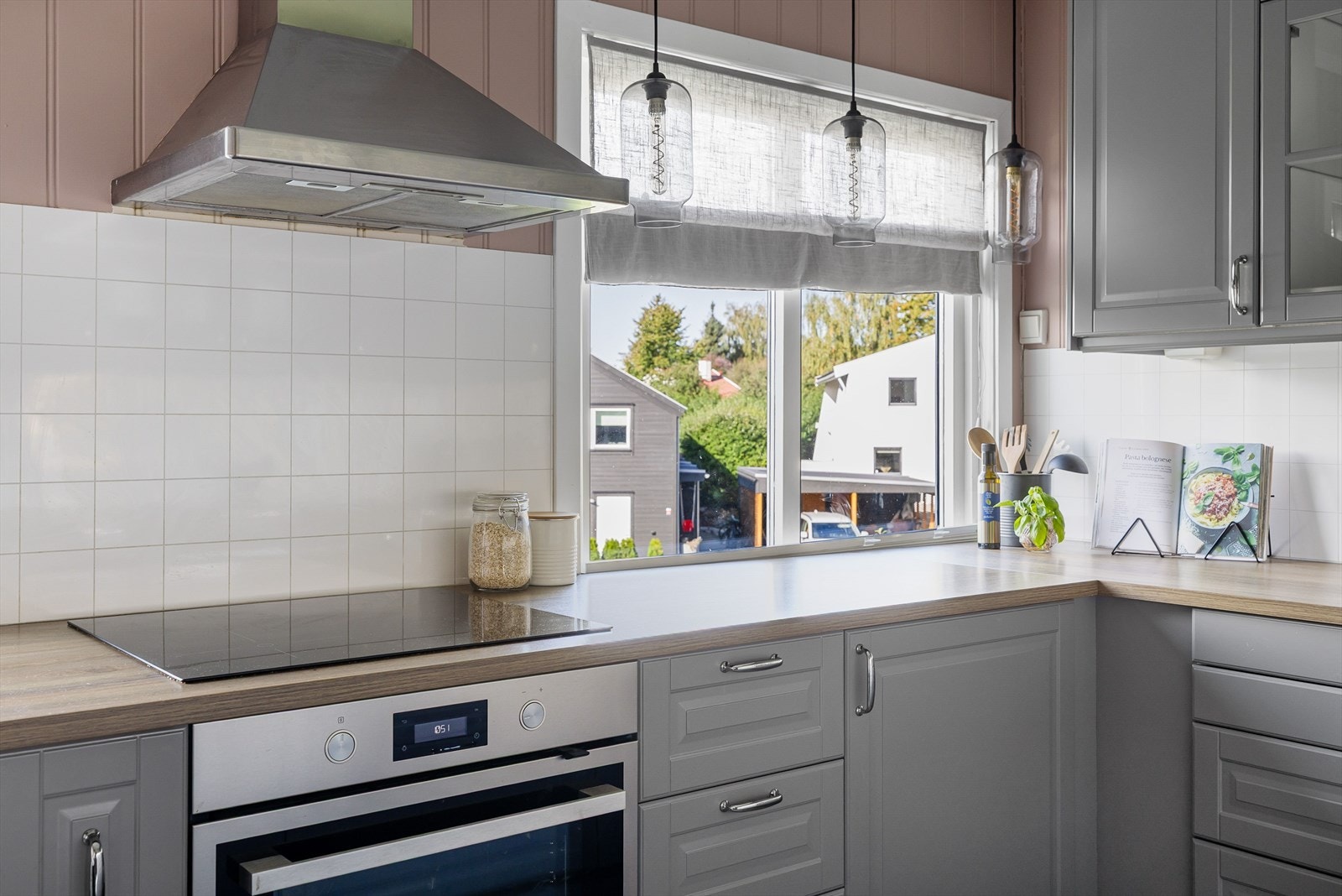 Rommet har godt med lys via rommets to vinduer. Galleribilde