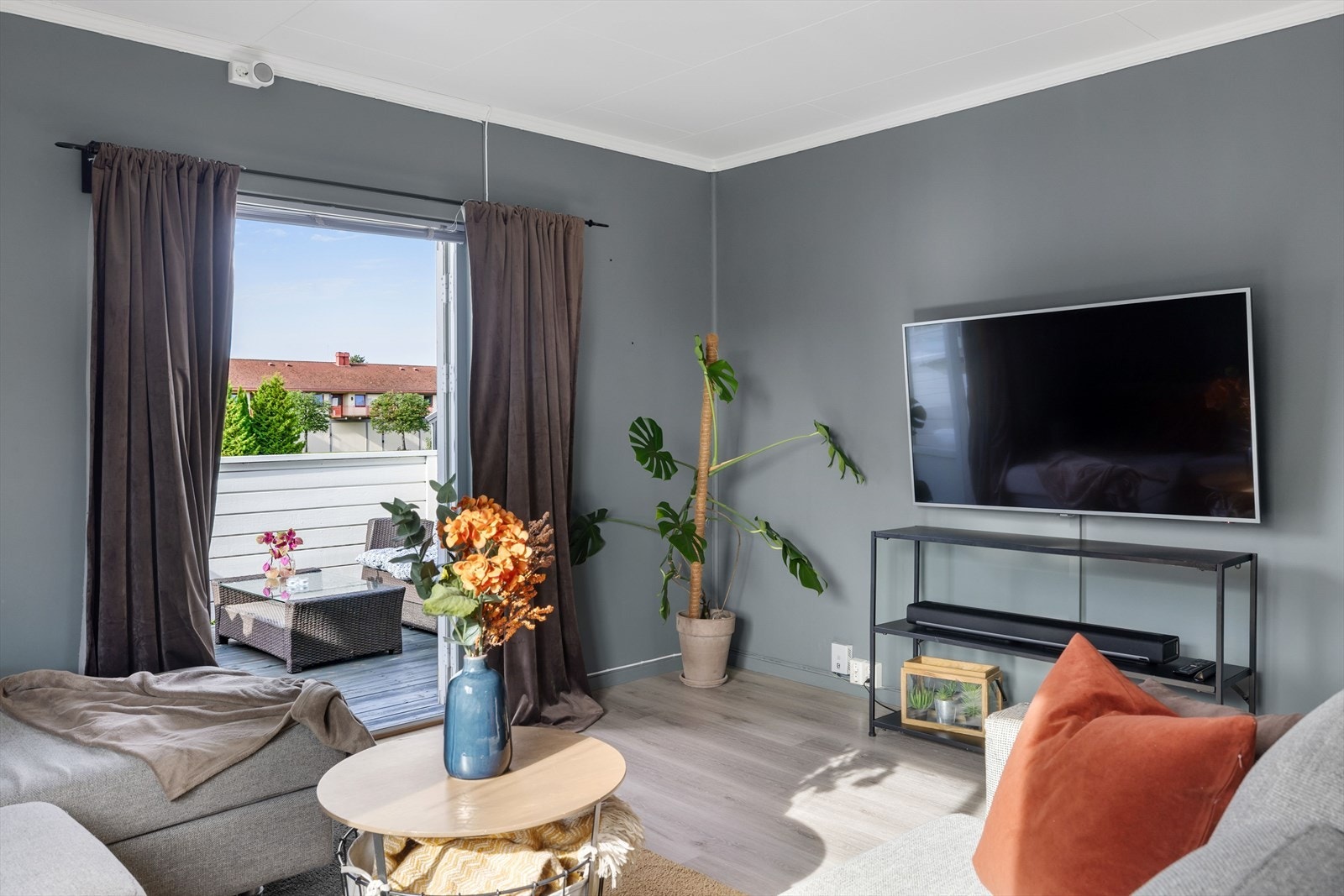 Her er det god plass til en romslig sofagruppe med tilhørende TV-møblement. Galleribilde