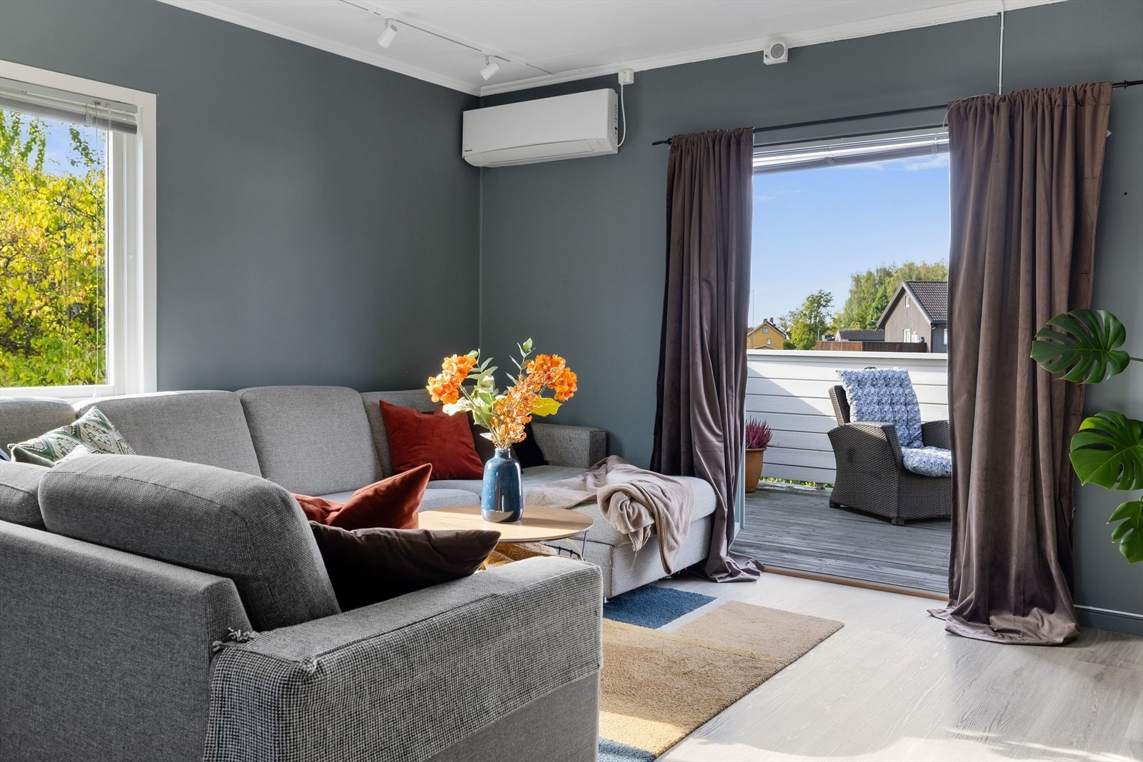 Det er utgang til balkong fra stua. Galleribilde