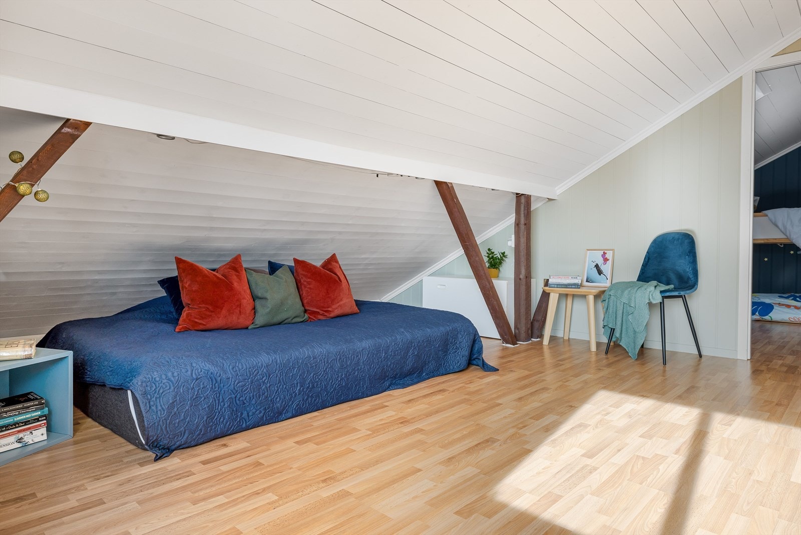 Loftetasjen er innredet med en stue og et soverom. Galleribilde