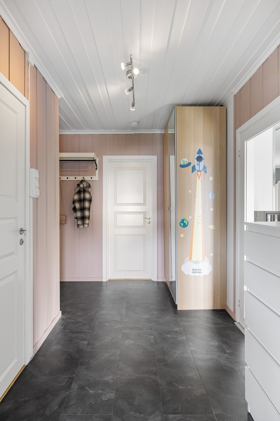 Leiligheten har en romslig entré med garderobeskap g plass til andre oppbevaringsmøbler. Galleribilde