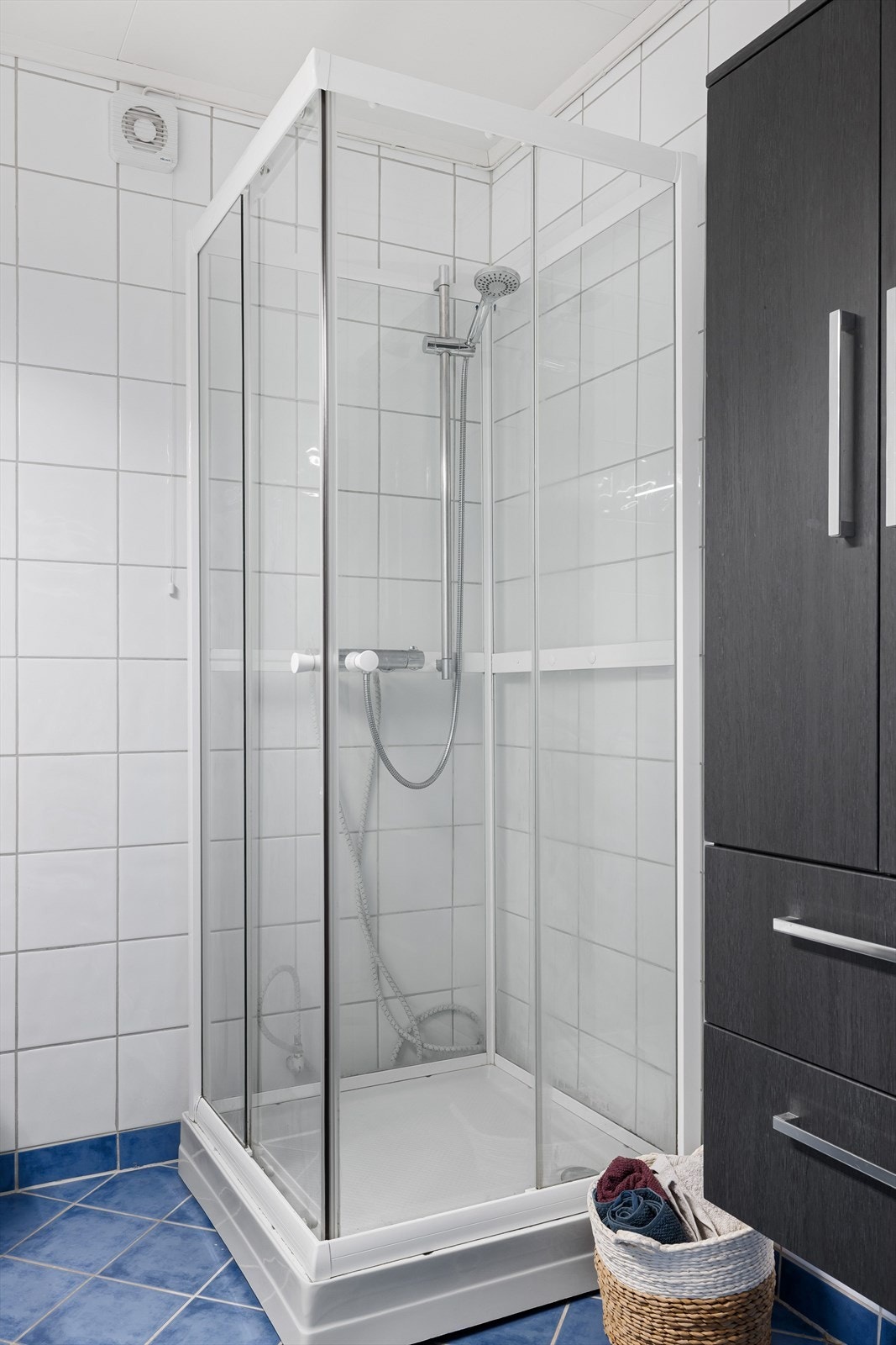 I tillegg har badet dusjkabinett og veggskap, perfekt til håndklær og ande nødvendige baderomsartikler. Galleribilde