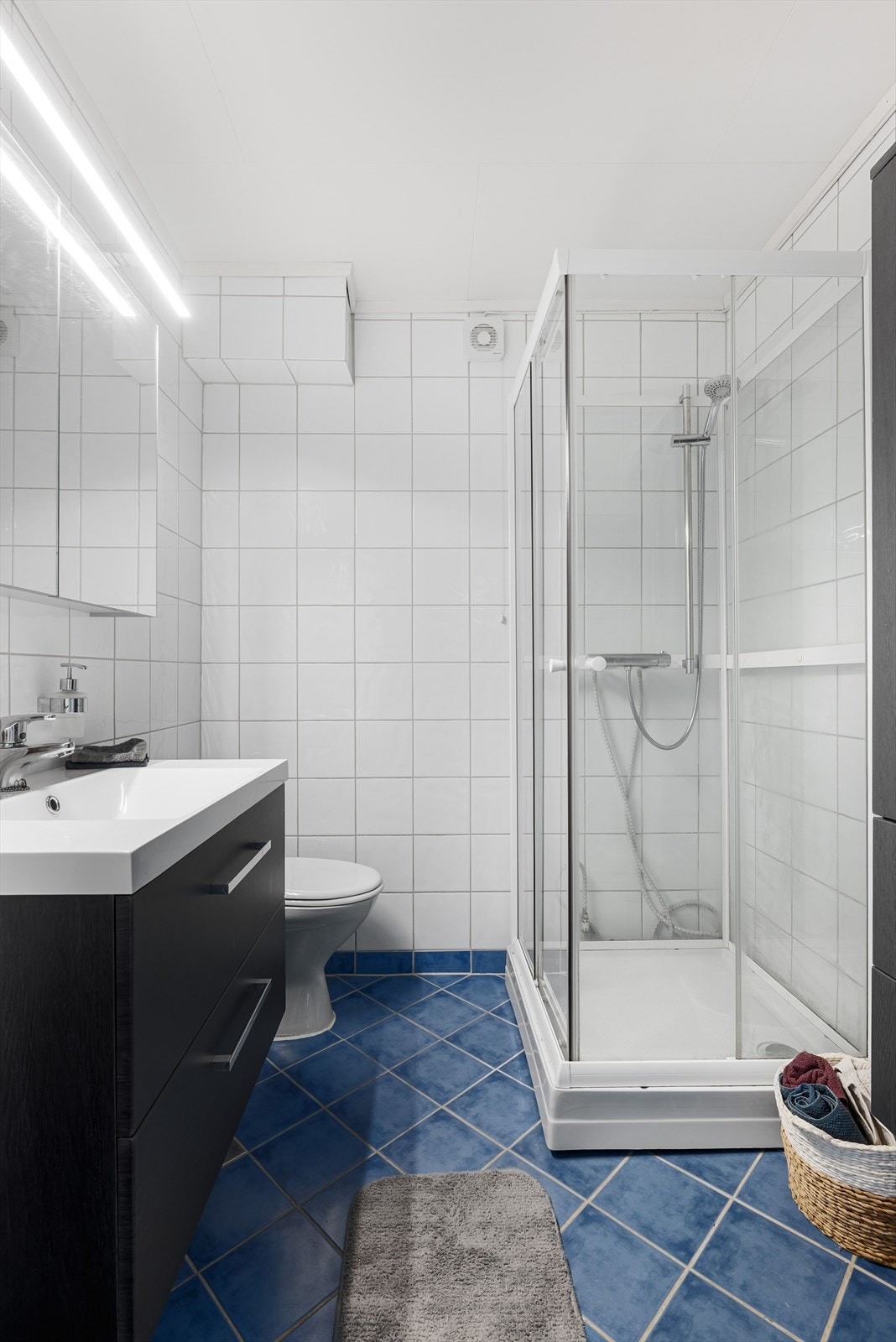 Flislagt bad med varmekabler i gulvet. Galleribilde