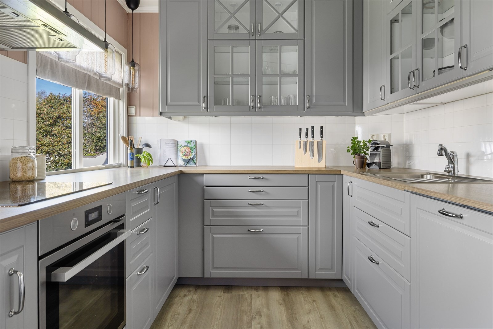 Kjøkkenet er separat og har en pen innredning fra IKEA satt inn i 2019. Galleribilde