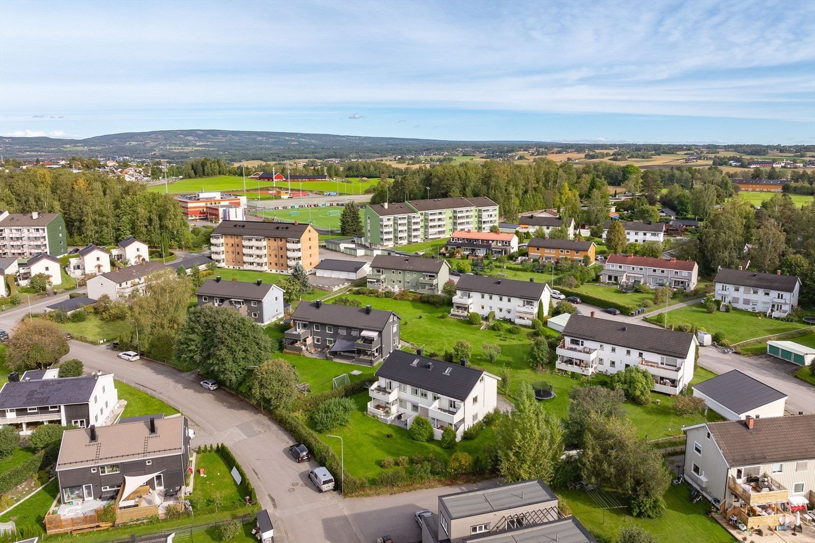 Området er rolig og tilbaketrukket, men med kort vei til både barnehager, skoler, turområder og butikker. Galleribilde