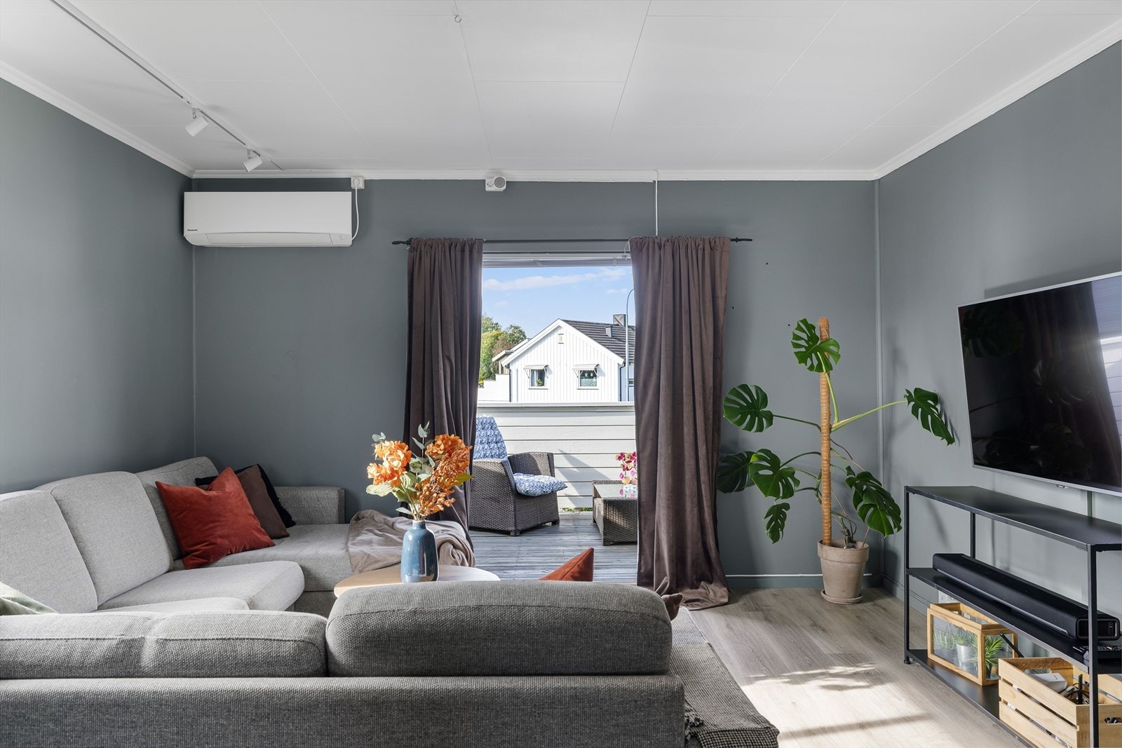 Det er montert varmepumpe i stua som sørger for en jevn og god varme. Galleribilde