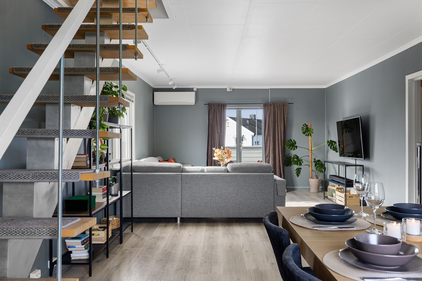 Stua er malt i en moderne gråblå tone og det er lagt et pent 1-stavs laminatgulv. Galleribilde