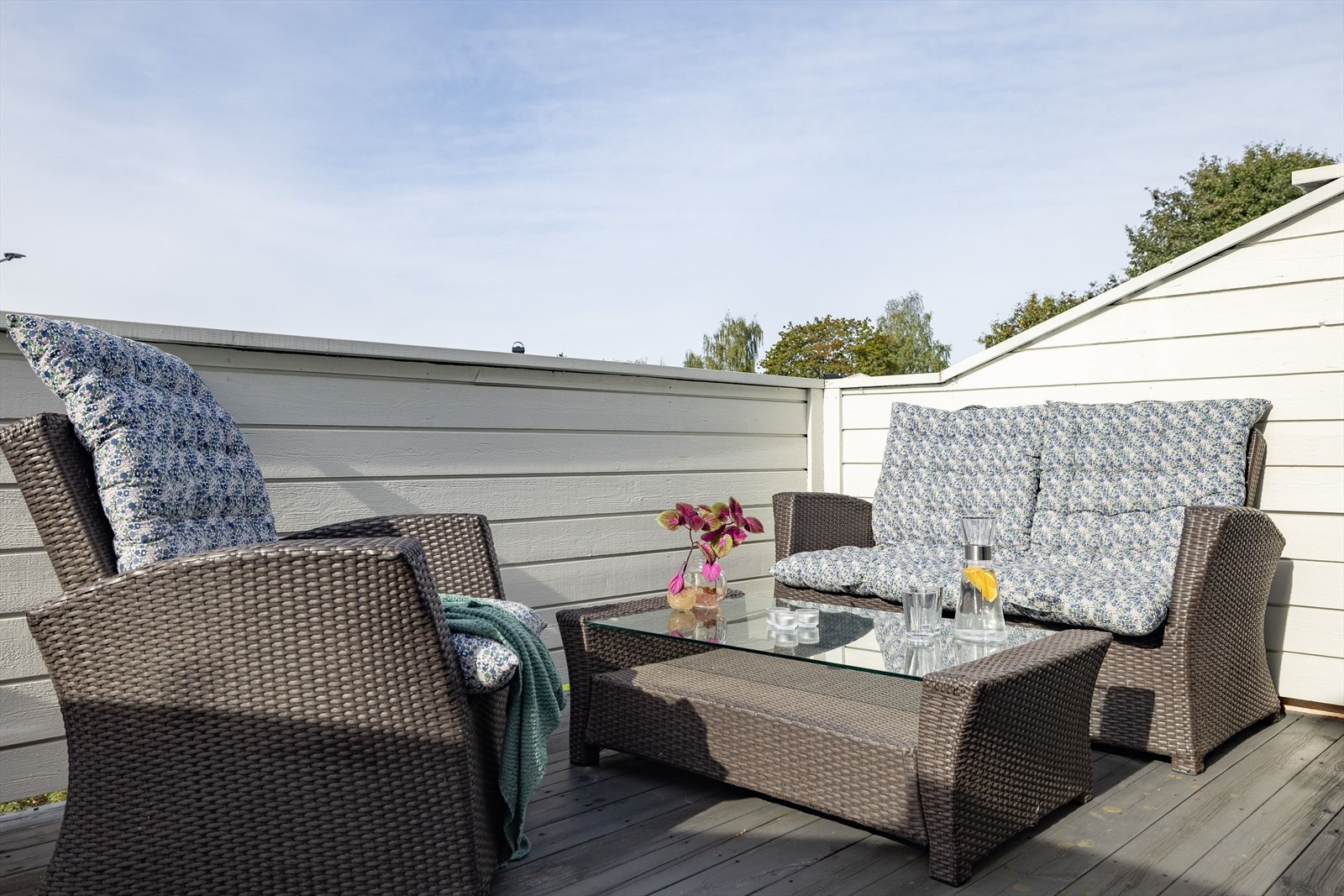 Balkongen er på ca. 8 m² og er godt skjermet med tette rekkverk. Galleribilde