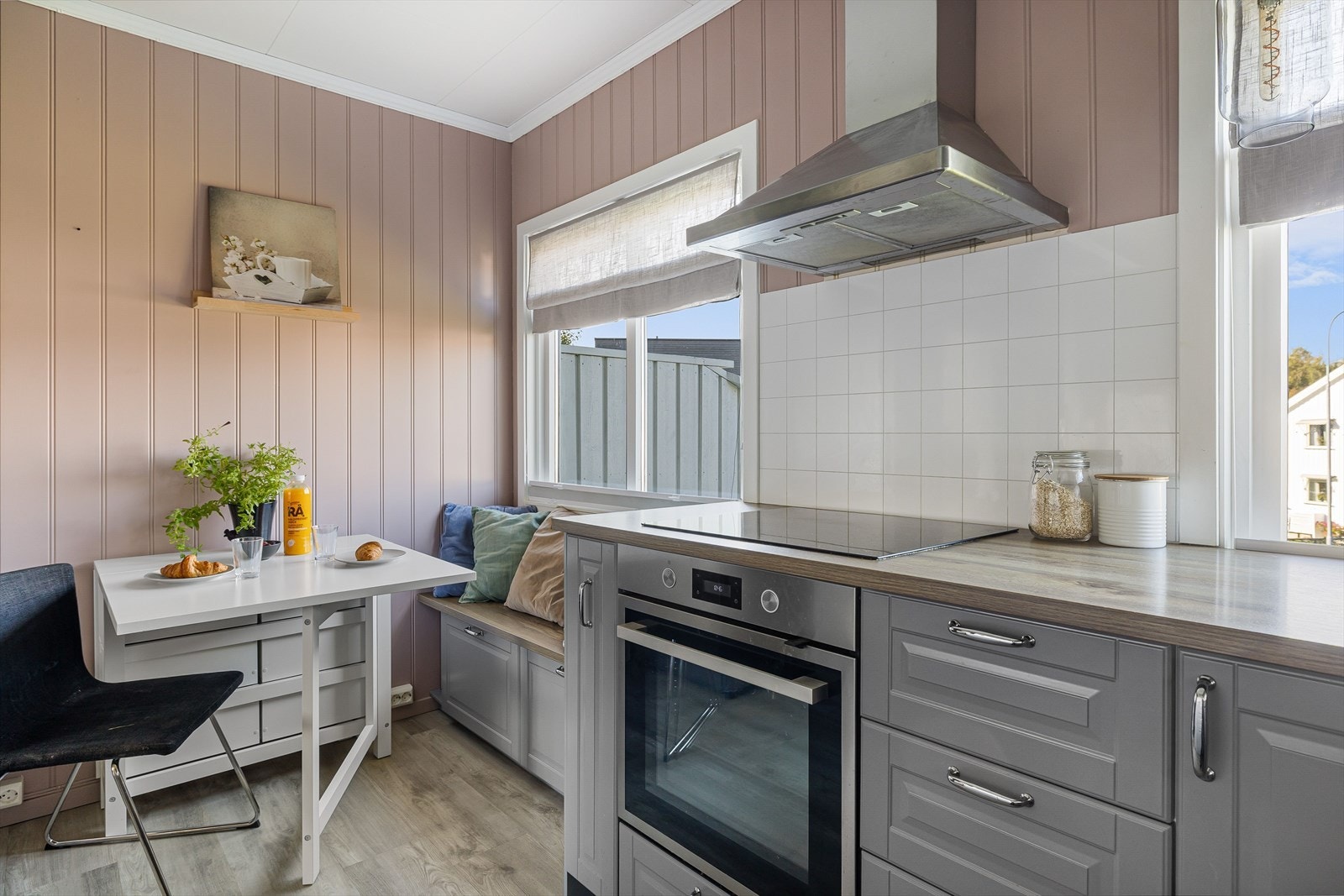 Innredningen består av over- og underskap med grå, profilerte fronter. Laminerte benkeplater med nedfelt oppvaskkum i rustfritt stål. Galleribilde