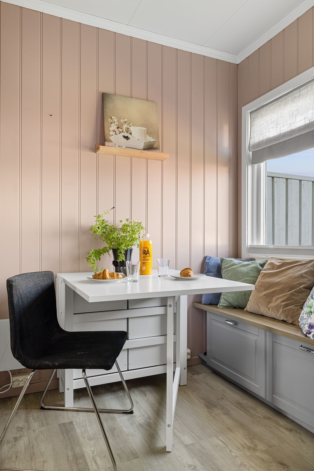 I forlengelse av innredningen er det en sittebenk under vinduet som utgjør en meget hyggelig spiseplass på kjøkkenet. Galleribilde