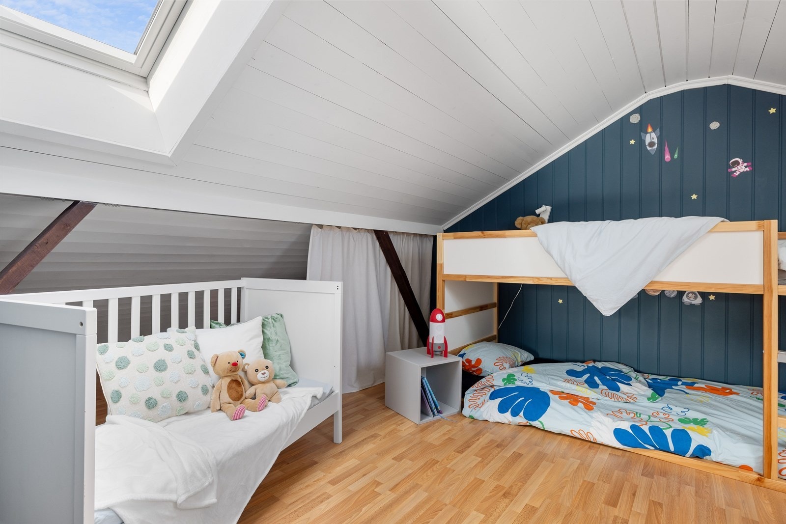 Rommet innenfor stua er brukt som soverom i dag. Dette kan også egne seg godt som gjesterom eller f.eks. kontor. Galleribilde