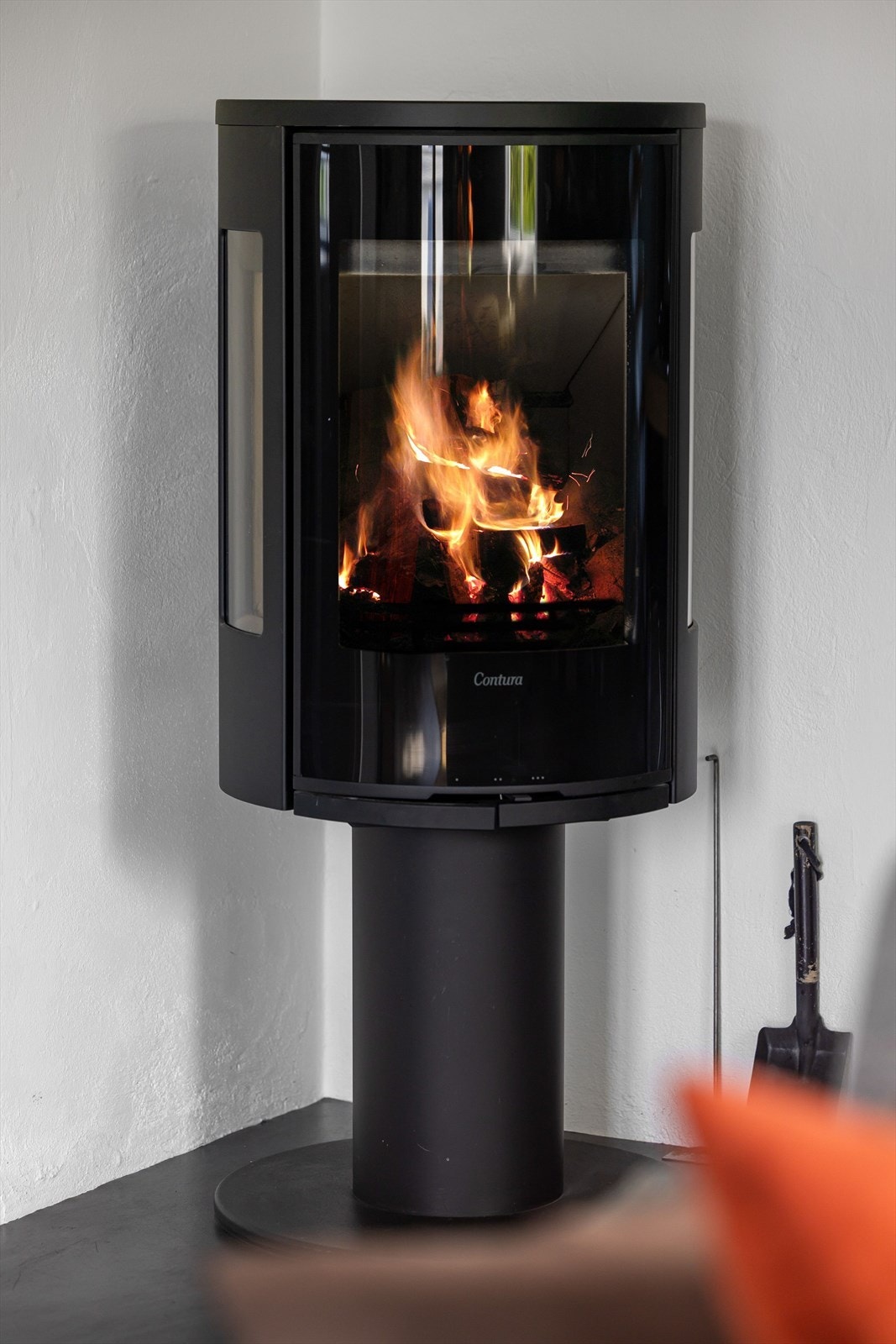 Leiligheten har også en herlig peisovn som gir god og lun varme på kalde dager. Galleribilde