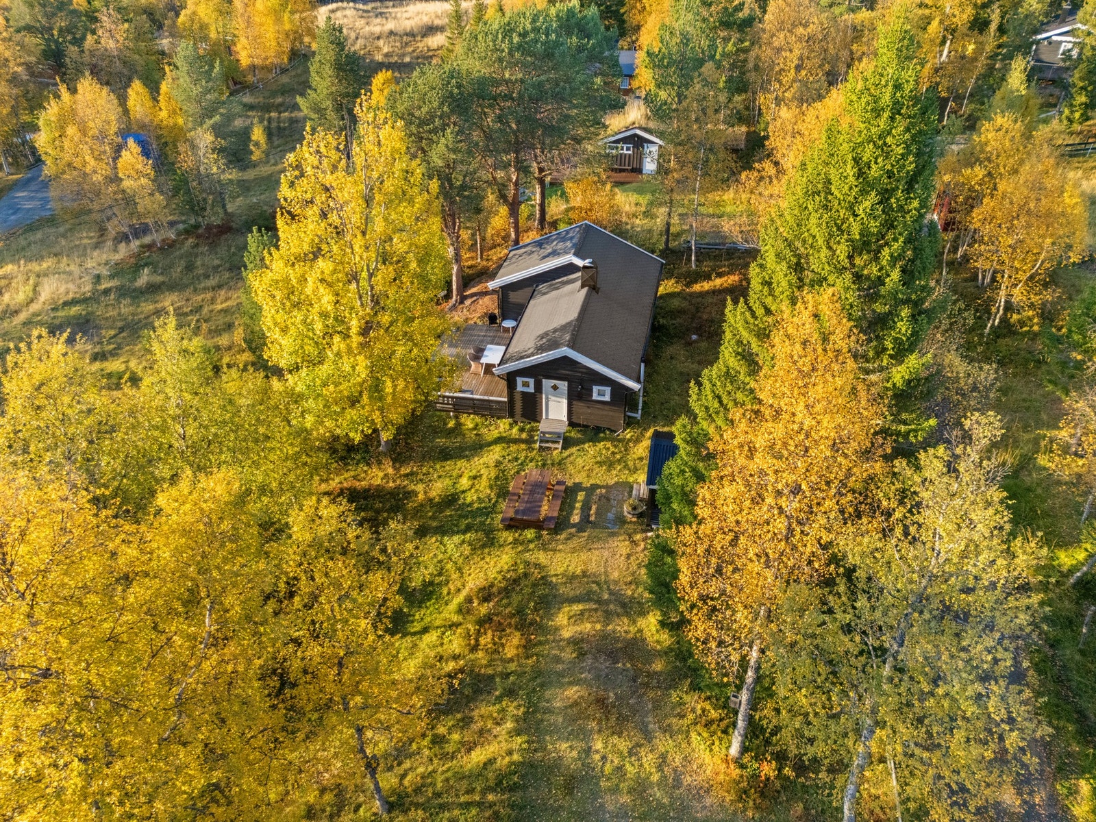 Hytta har en frittstående utvendigbod. Galleribilde