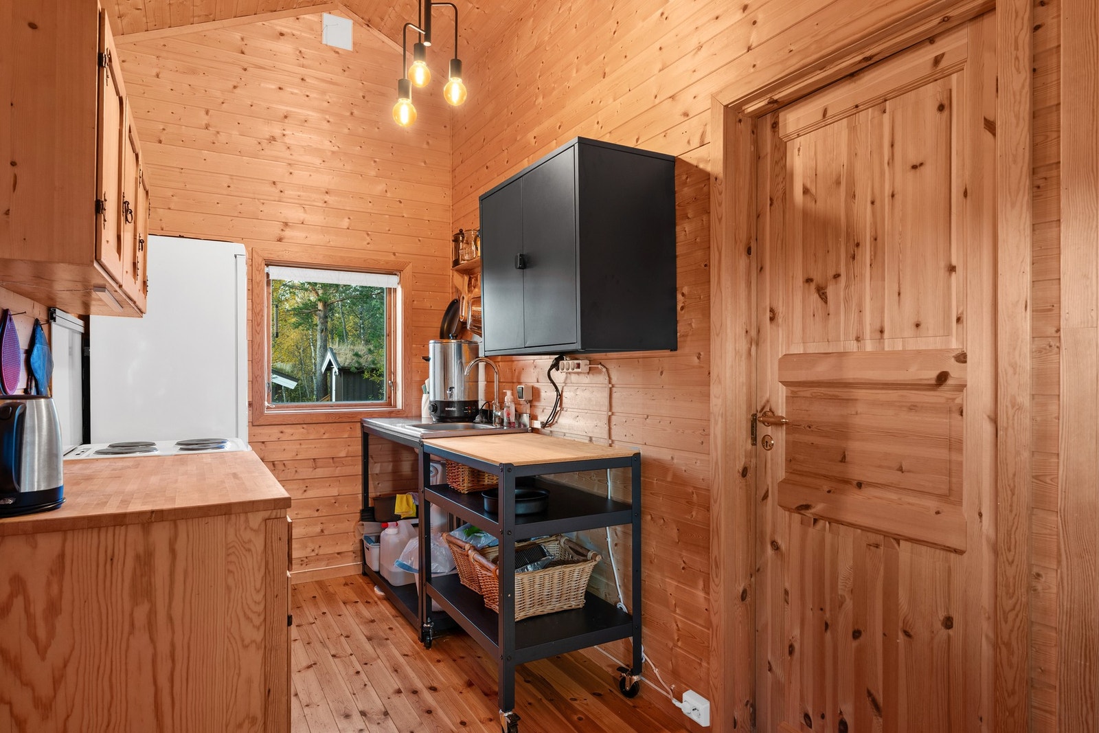 Kjøkkenet har god takhøyde. Galleribilde