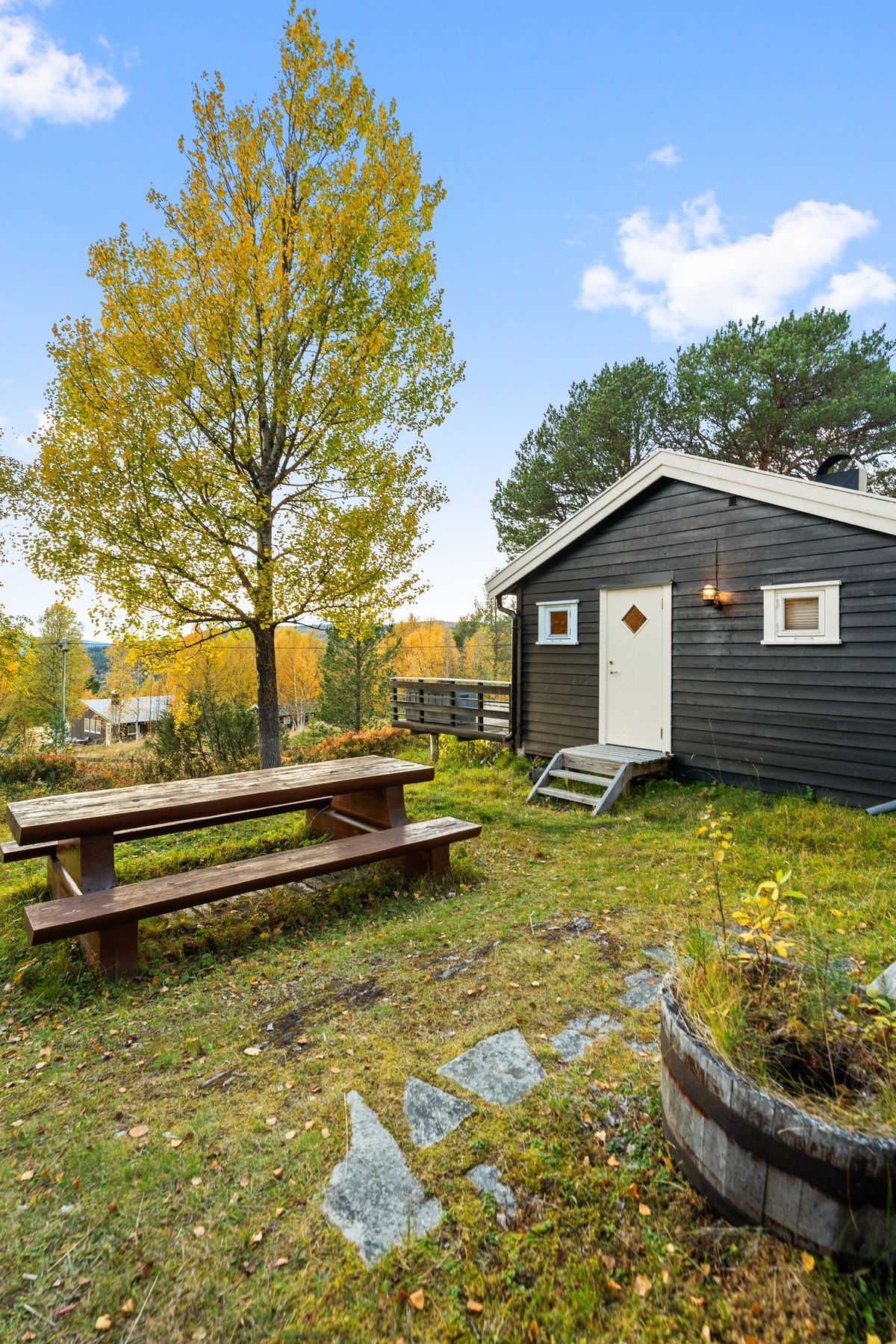 Ved inngangspartiet er det ett pent opparbeidet ute område. Galleribilde