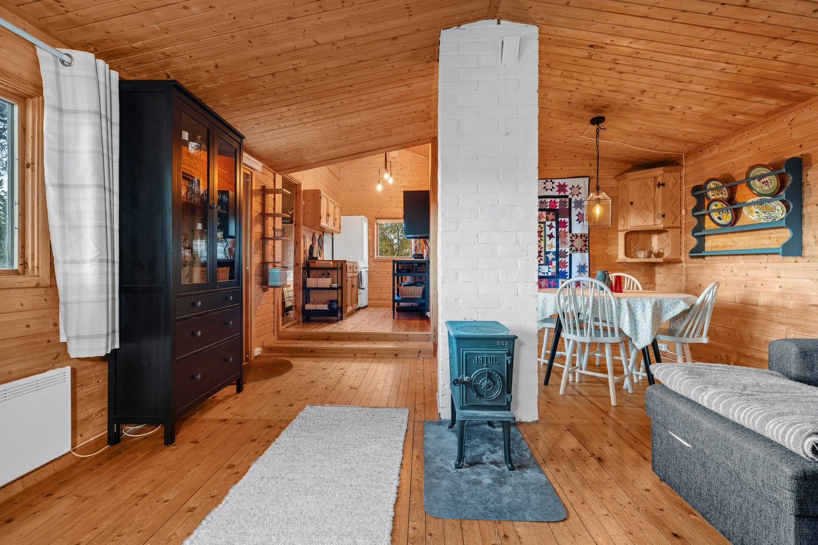 Hytta bruker elektrisk og vedfyring som oppvarmingskilder. Galleribilde