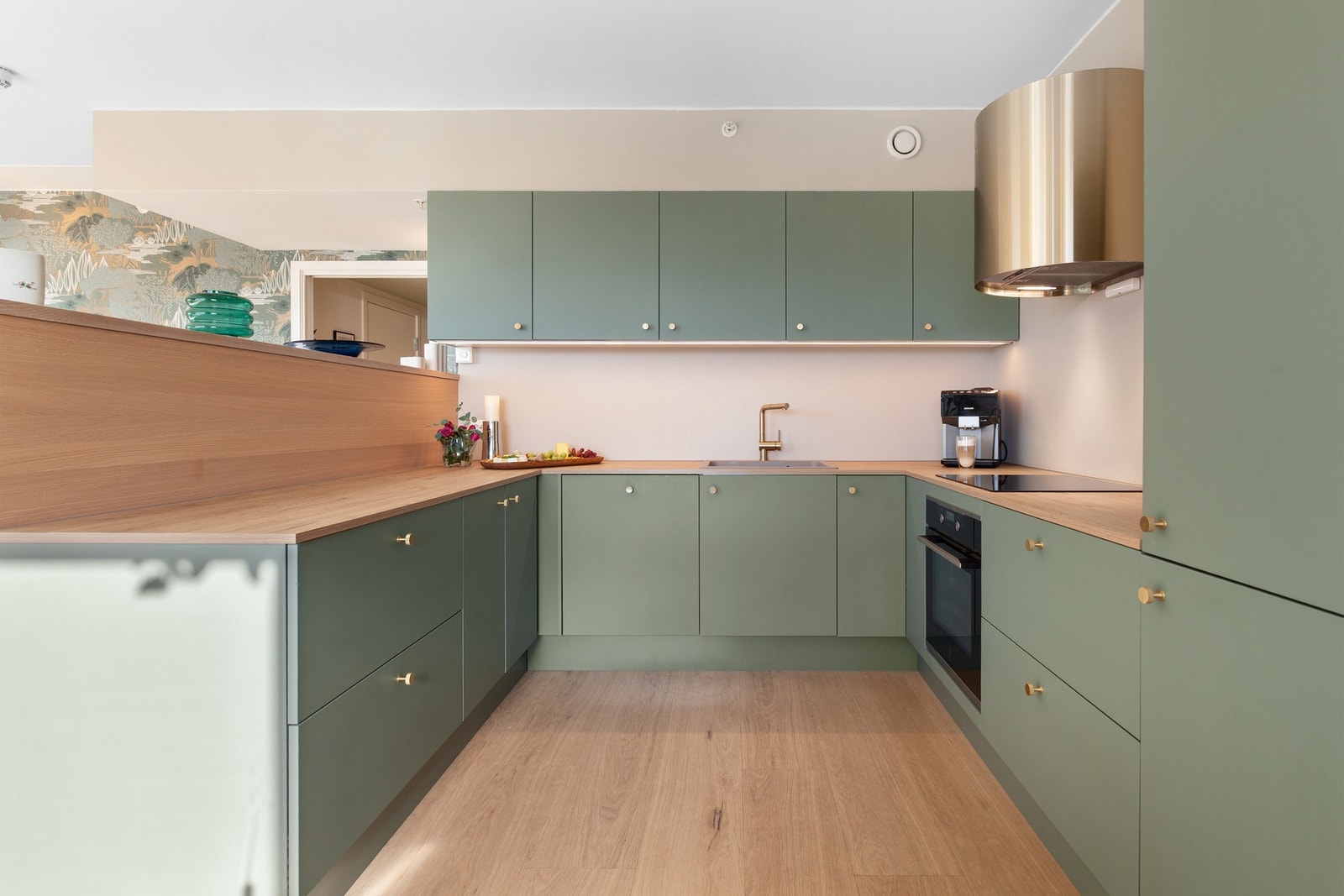 Kjøkkenet har rikelig med lagringsplass i både skuffer og skap. Kjøkkenøyen er skjermet med høyt skap inn mot stue. Galleribilde