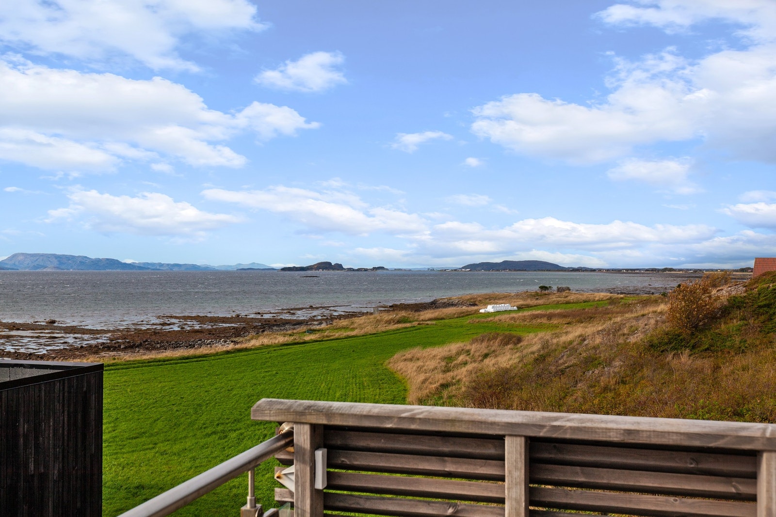 Utsikten mot vest fra balkongen. Her har man flere solnedganger i vente... Galleribilde