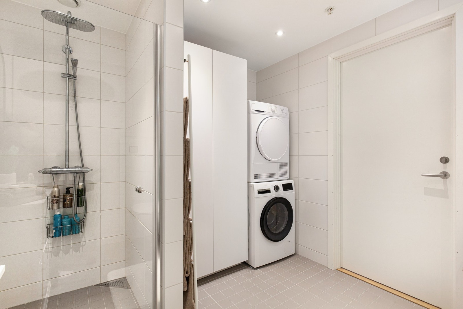 Bad: Lekkert flislagt bad med gulvvarme og downlights. God plass til vaskemaskin, tørketrommel Galleribilde