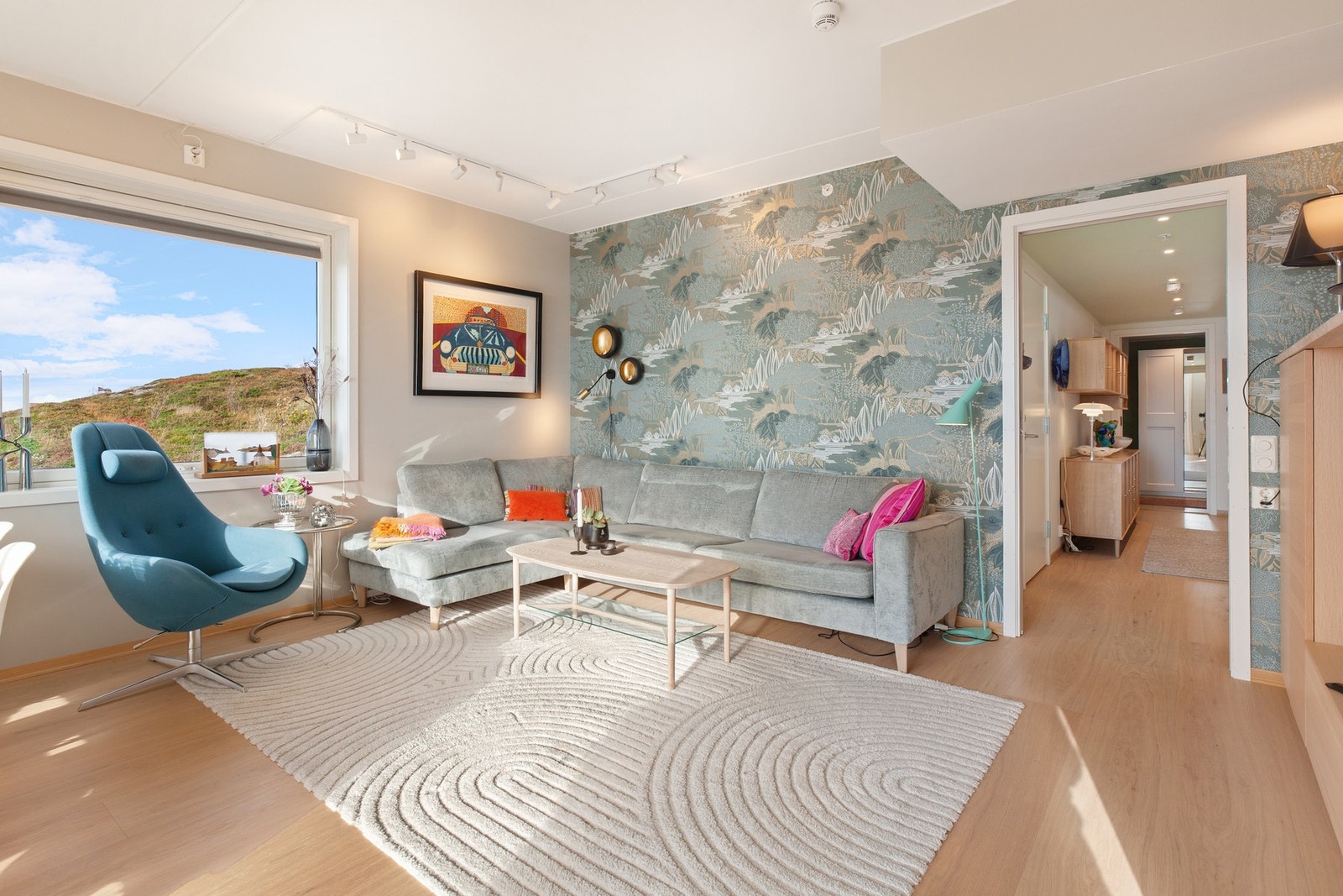 Stuen er vendt mot sør og vest med store vindusflater som åpner mot sjøutsikten til Trondheimsfjorden og storhavet utenfor. Galleribilde