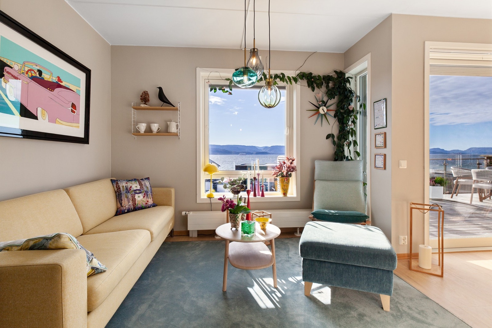 Stue og kjøkken har en åpen løsning som gir rommet flere møbleringsmuligheter etter eget ønske og behov. Galleribilde